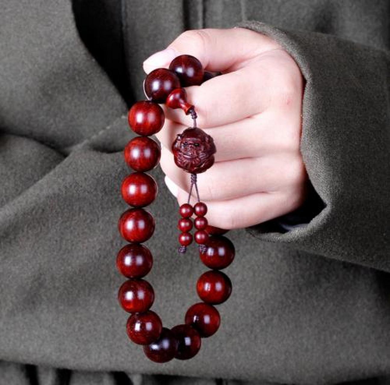 佛教正法# 悭贪长者的布施 昔日,在舍卫城有两位长者,一位名为"最胜"