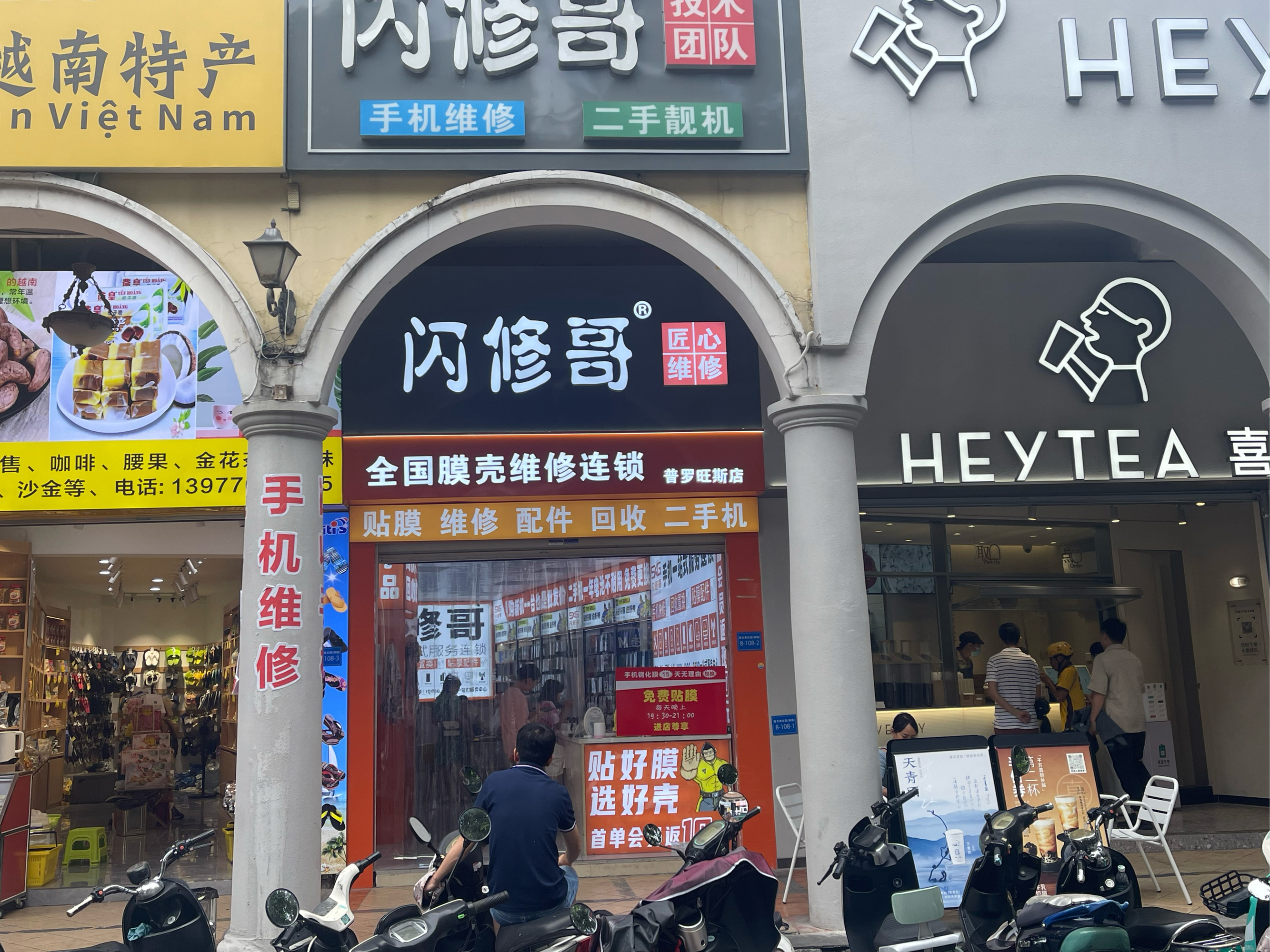 临街门面商铺店铺空铺出售 本店位于南宁市江南区商业大道商铺,主干道