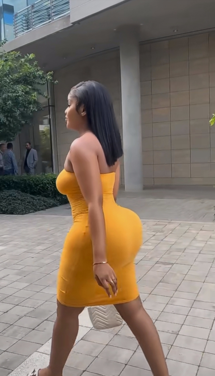 臀部那么大,头和脚怎么能挨着床?