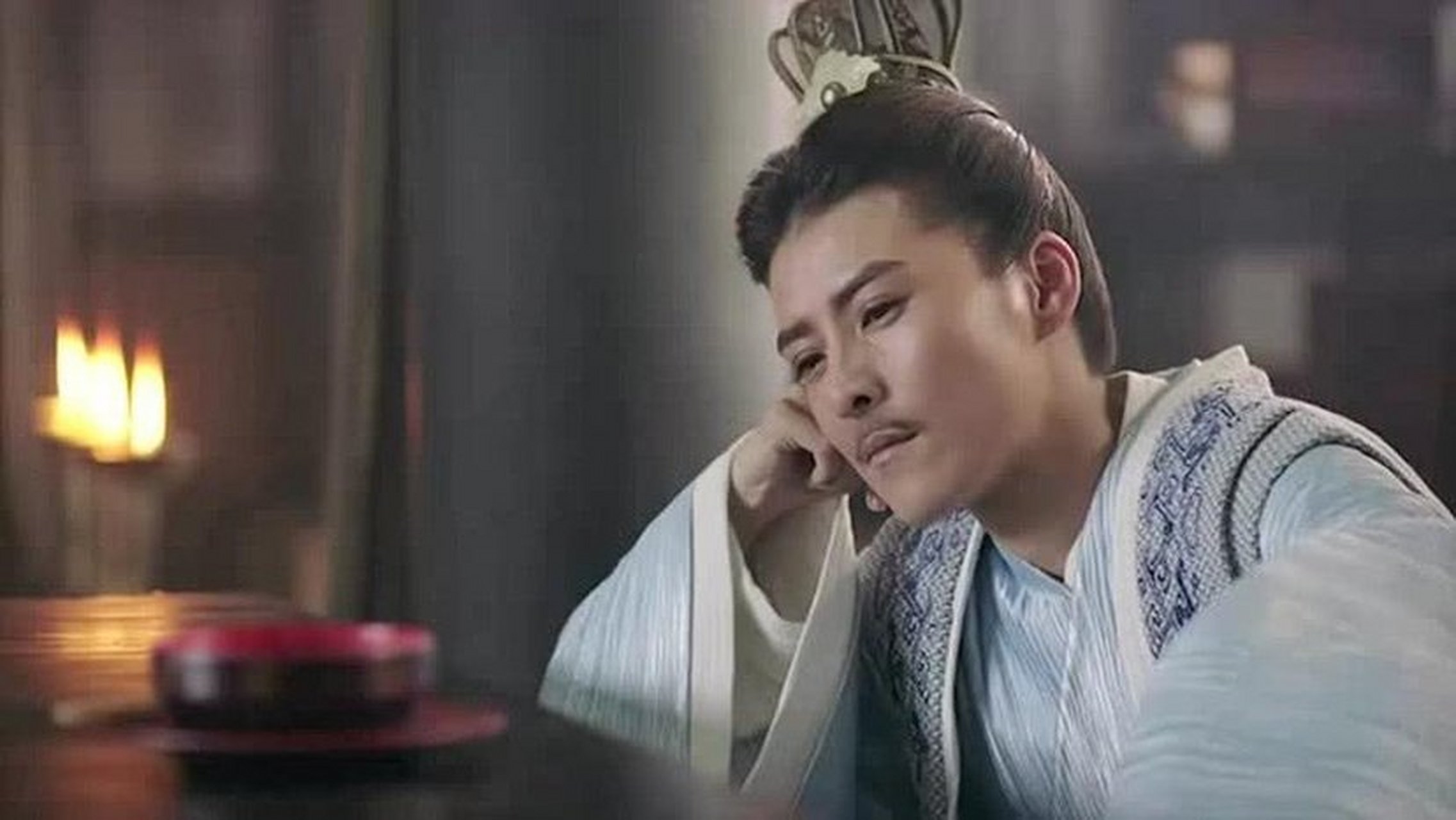 历史#  何晏七岁的时候,非常聪慧,曹操特别地喜欢他,就把何晏留在宫