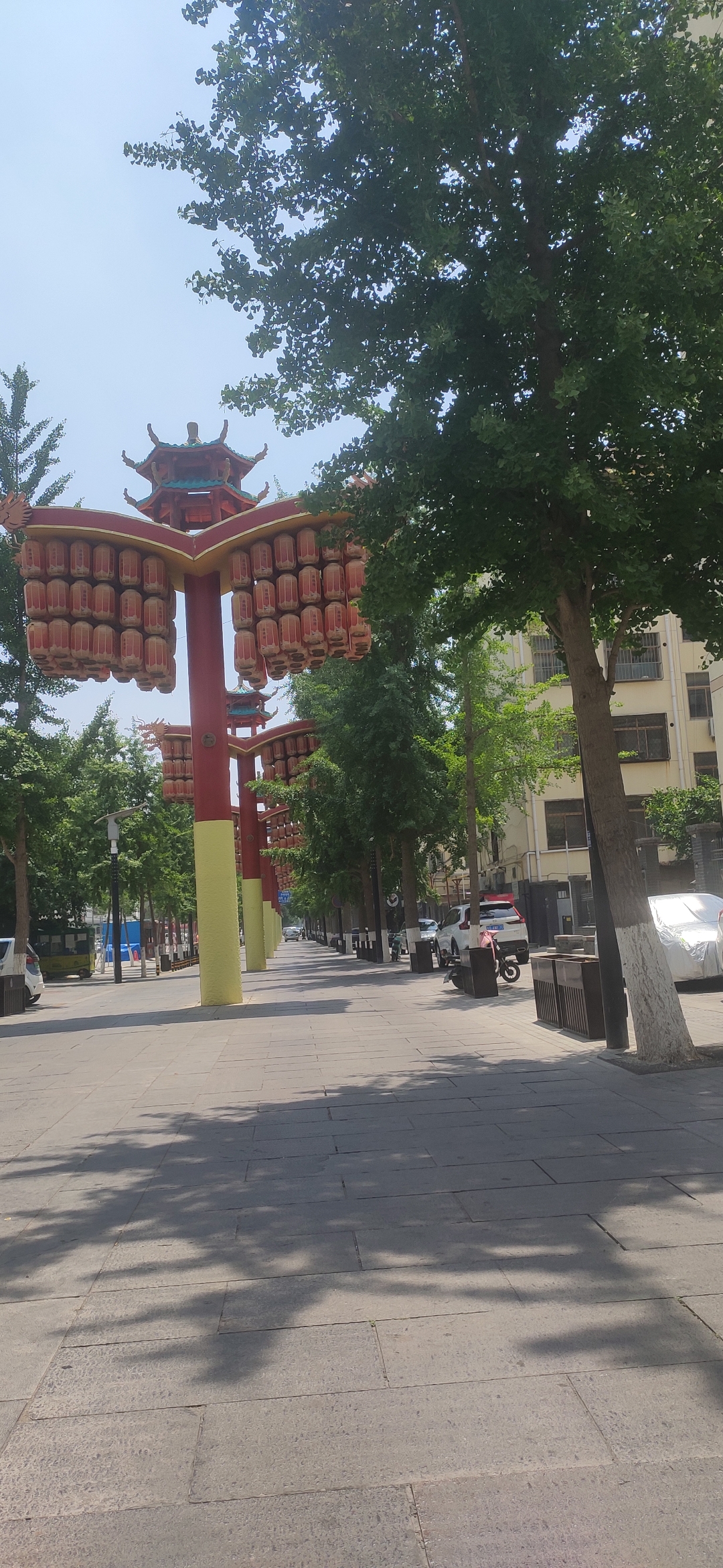 最出片的城市机位#走在大街上,我感受到这时光的慢悠悠,走在大街上