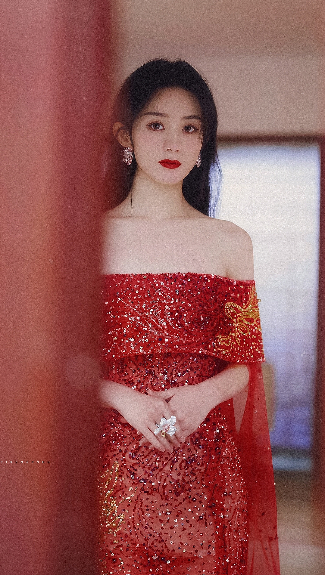 实力派演员赵丽颖,身穿红裙,美艳动人!