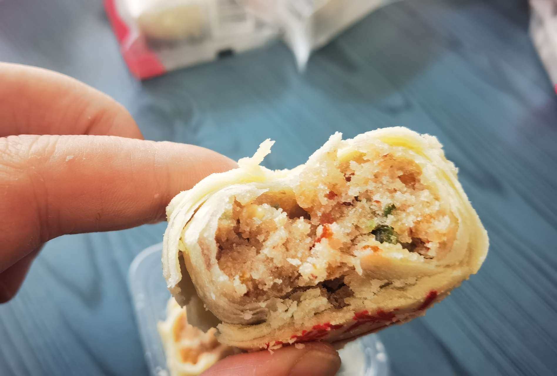 水晶饼,也叫点心.外皮香酥,馅料丰富,有果仁,红绿丝,冰糖等等.