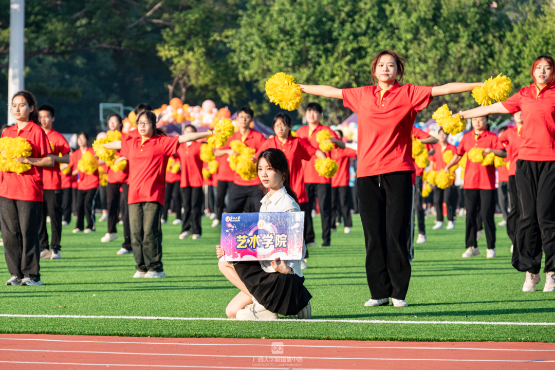 还搭配龙狮和武术表演.让我们看西大青年的"飒".#运动会# #广西大学