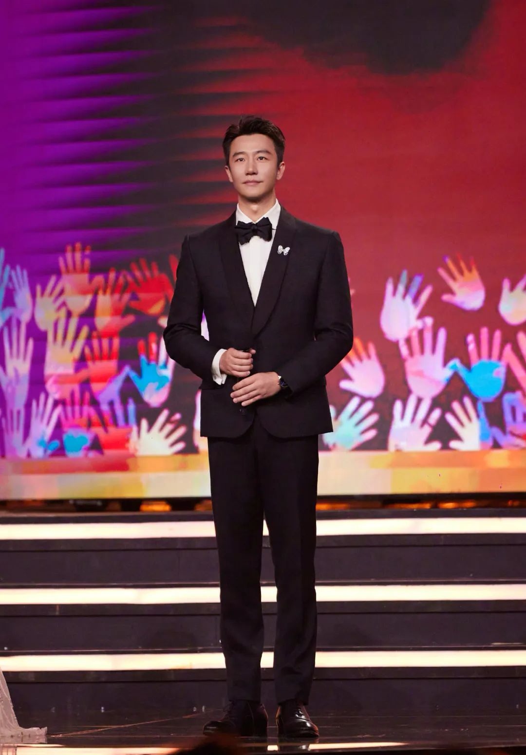 据悉黄轩通过工作人员告知大家,女友是圈外人,希望别人打扰到.