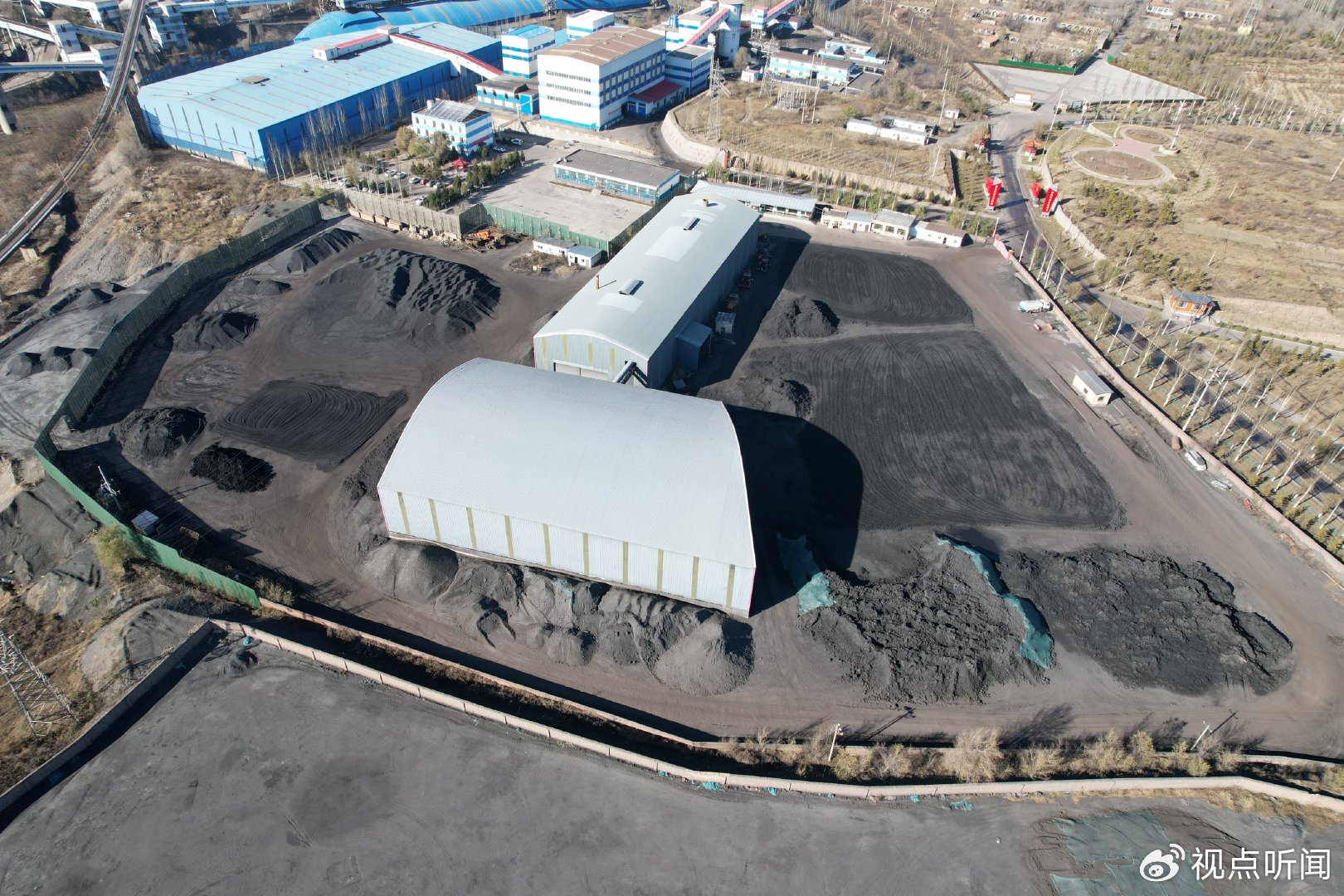 山西省朔州市平鲁区白堂乡西易煤业旁一煤场环境污染问题亟待整治 在