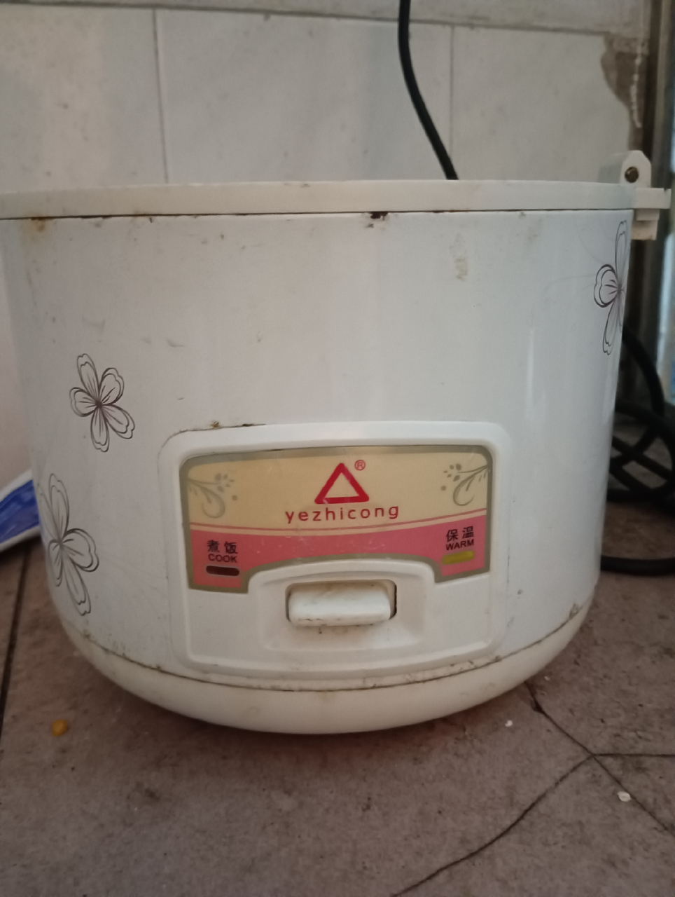 使用万用表一测,火线与地线间阻值异常,有19k的阻值.