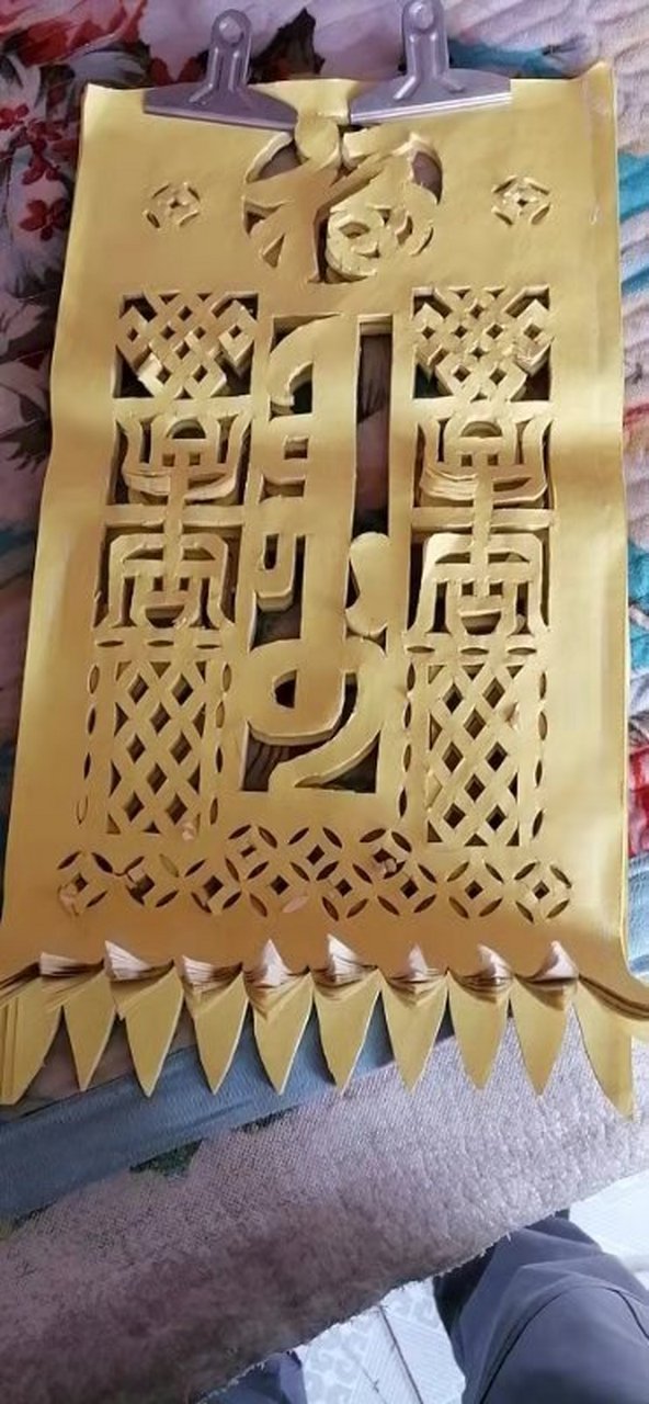 图为满洲家庭的挂旗,也有叫挂钱的,是满族剪纸艺术的一种,一般十几二