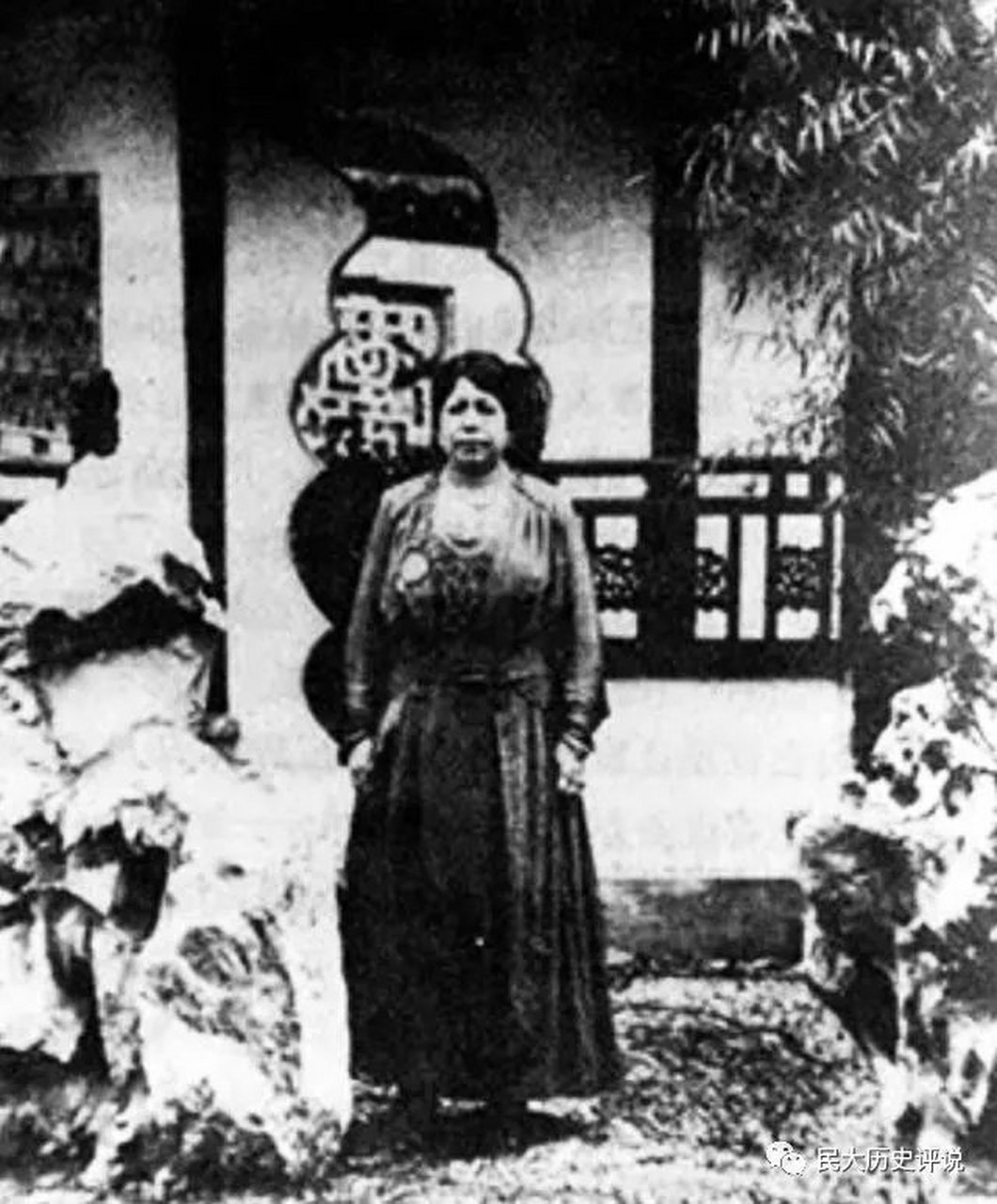 罗迦陵(1864—1941),自称其父是法国水手,精通英语和法语,嫁给英国籍