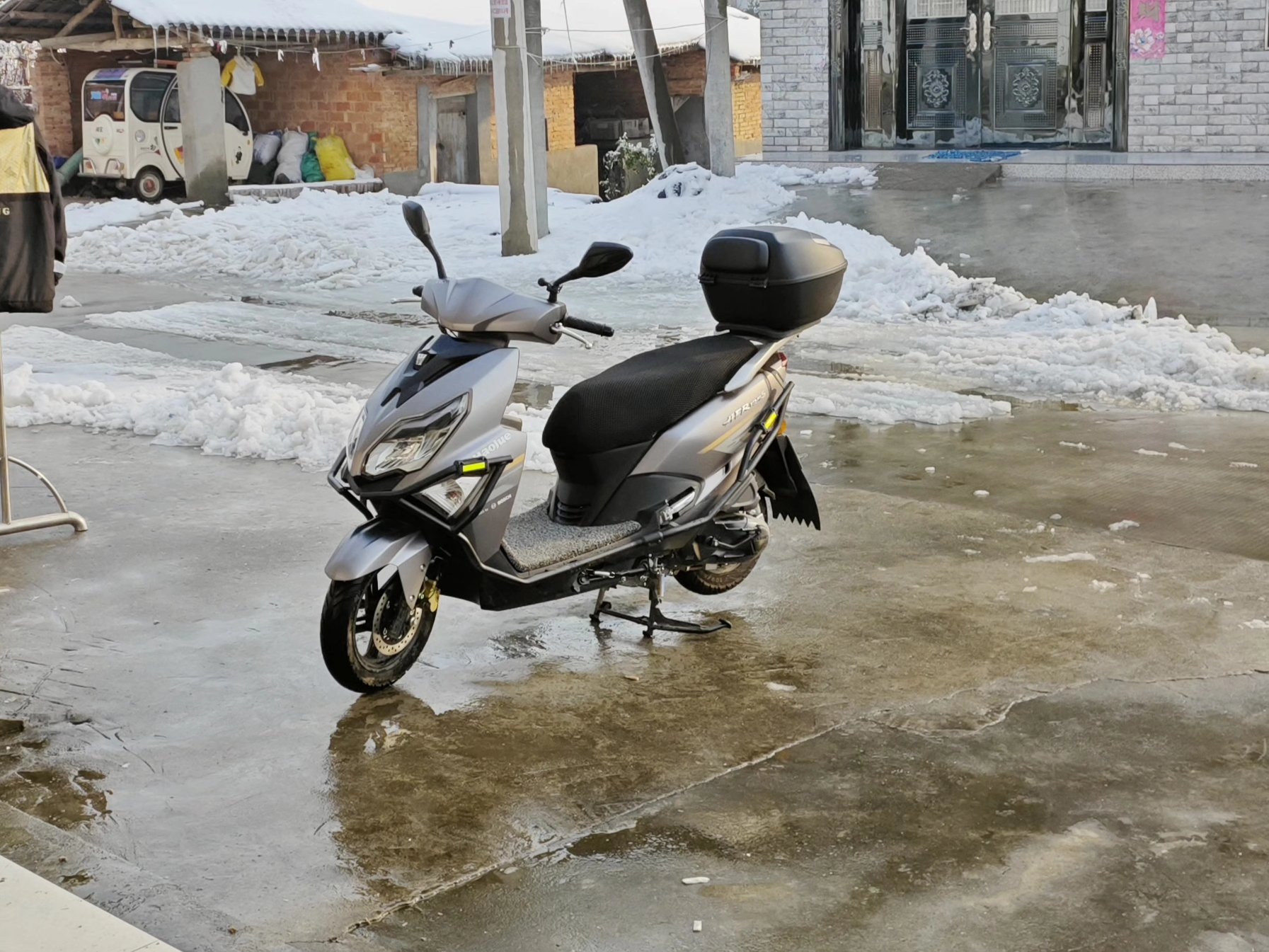 银色摩托车,独自傲立于雪原之中