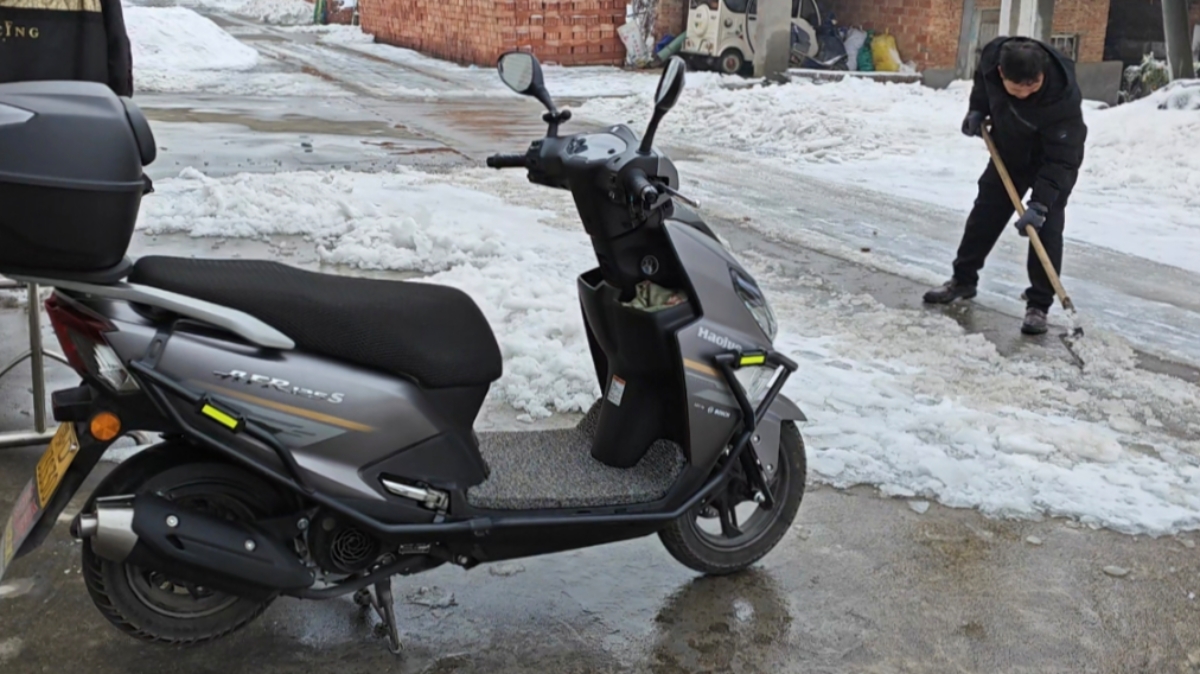银色摩托车,独自傲立于雪原之中
