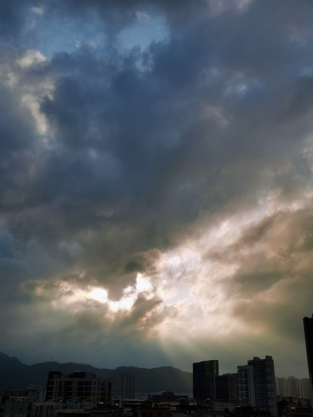 照片失落的天空破开云层冷蓝色天空图片偏暗云的图片光影天色暗淡的