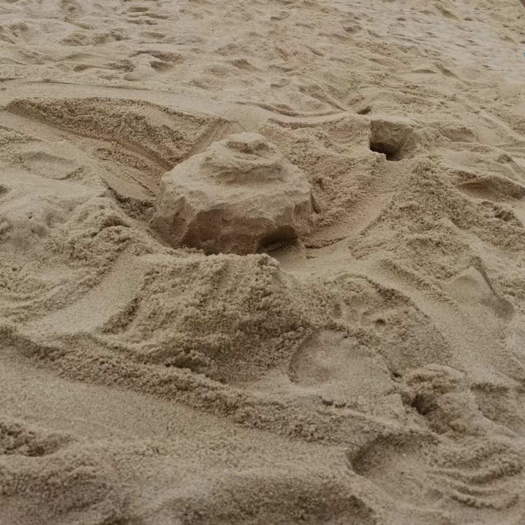 中年阿姨陪朋友的小孩堆了一座沙子城堡 这是人生第一次堆的城堡 自己