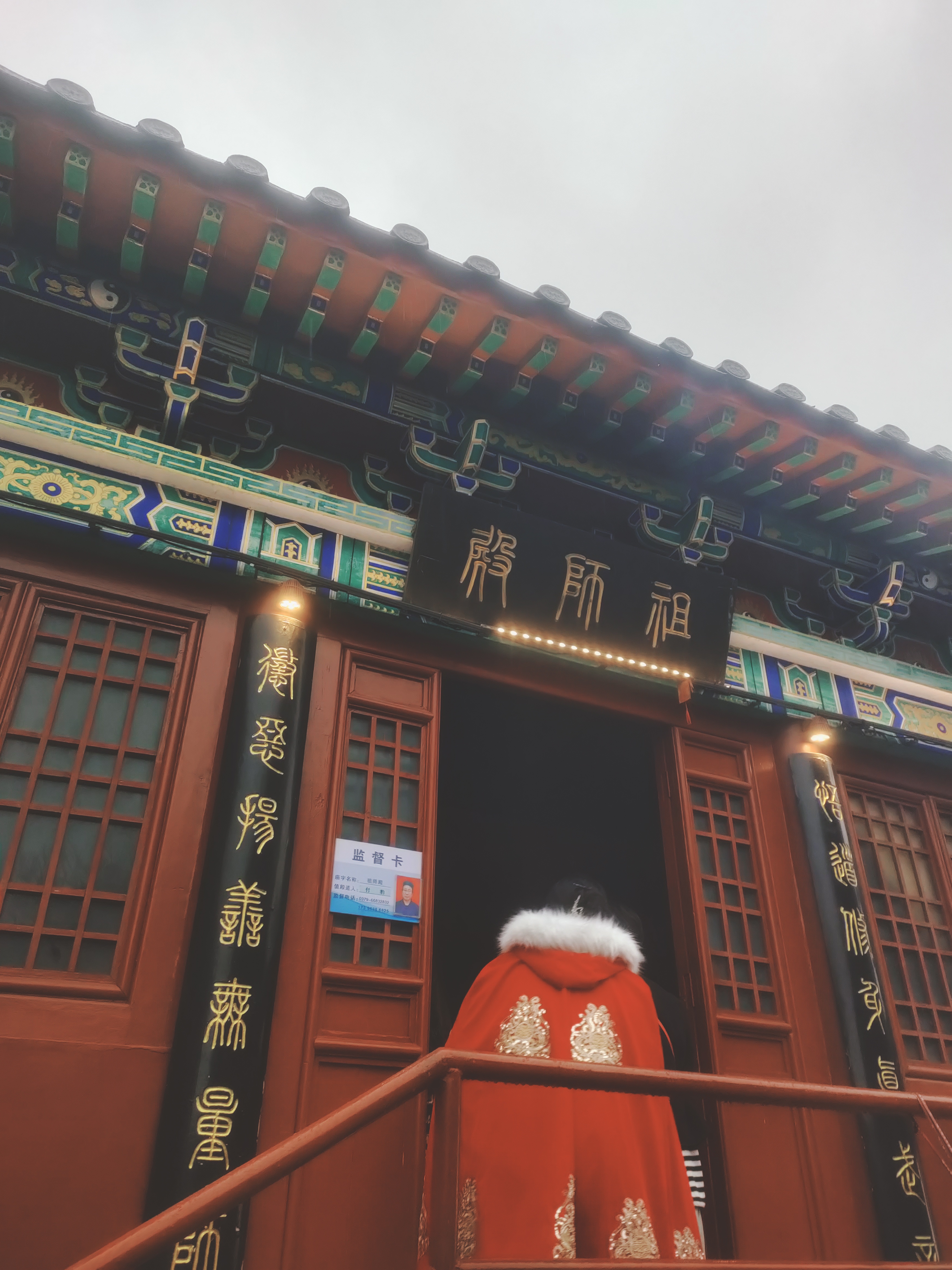 天空 氏殖龅睦渡 ,云朵悠闲地飘过,仿佛在诉说着什么.木