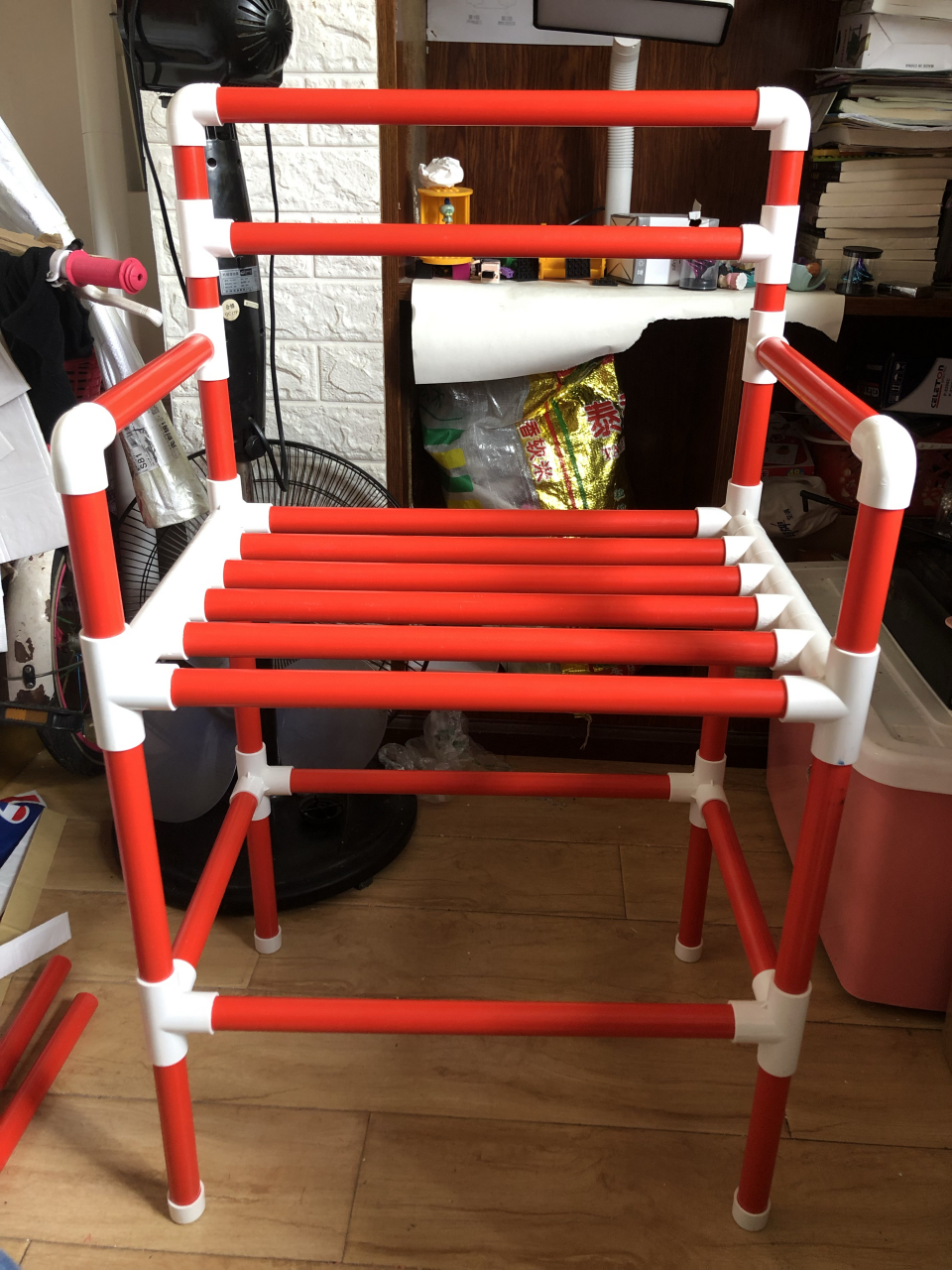 pvc管diy靠背椅 家里的写字台比较高,小家伙坐着家里的凳子矮一节