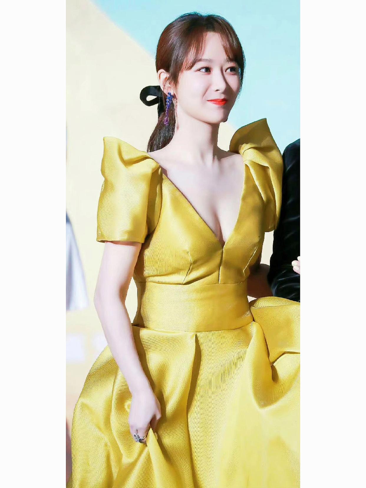明星杨紫真的是越来越美,穿黄色v领礼服裙优雅又性感,女人味十足.