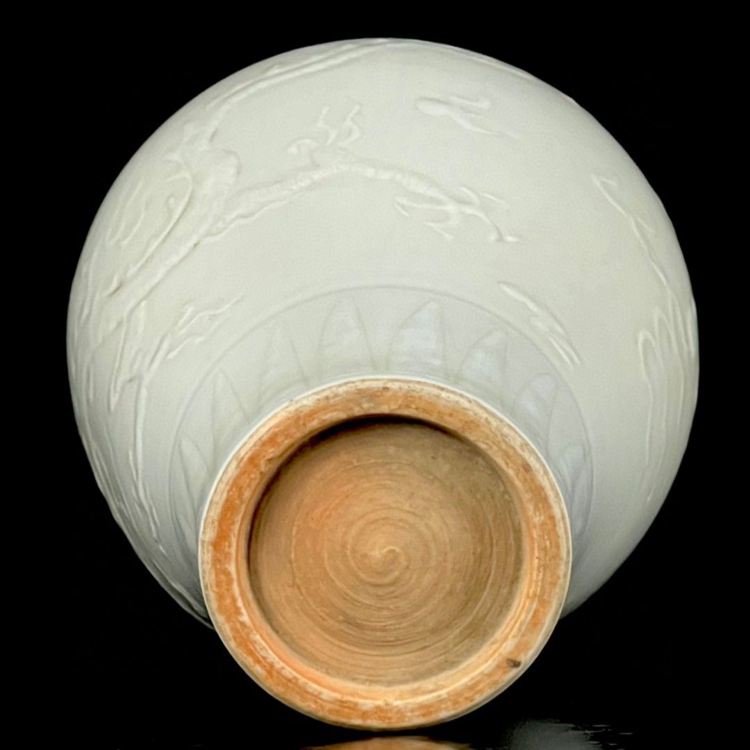 枢府乳白釉龙纹梅瓶