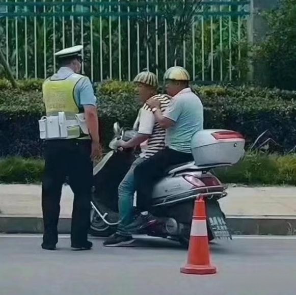 检查摩托车头盔佩戴情况时,各种奇葩造型让人忍俊不禁,有人戴西瓜皮