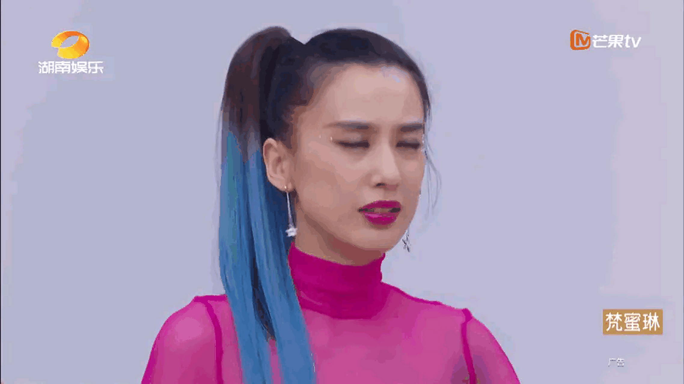 2005年8月,22岁的黄圣依背着周星驰,悄悄为《男人装》拍了一组照片,登