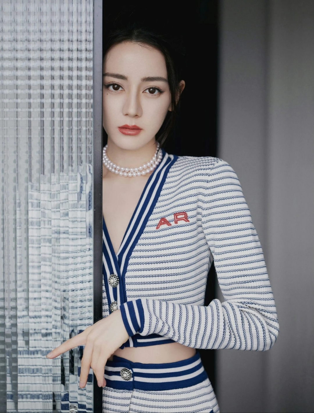 迪丽热巴这身条纹睡衣穿搭,简直是居家时尚的典范!