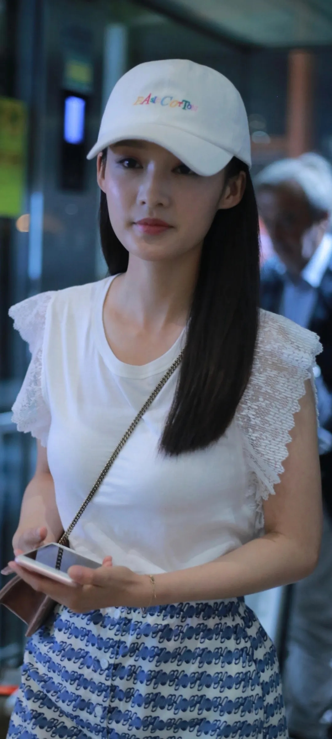 简约的白色短袖搭配蓝色短裙,清新自然,就像邻家女孩一样亲切