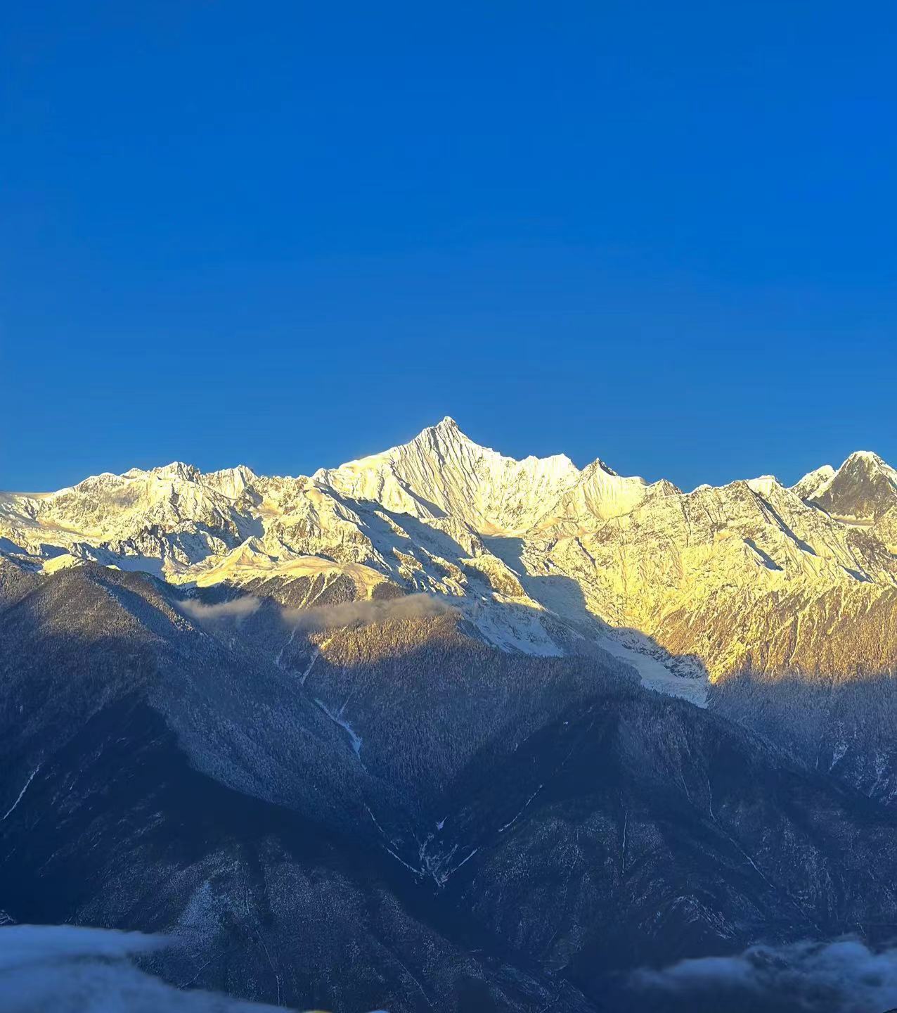 披金戴银的雪山图片