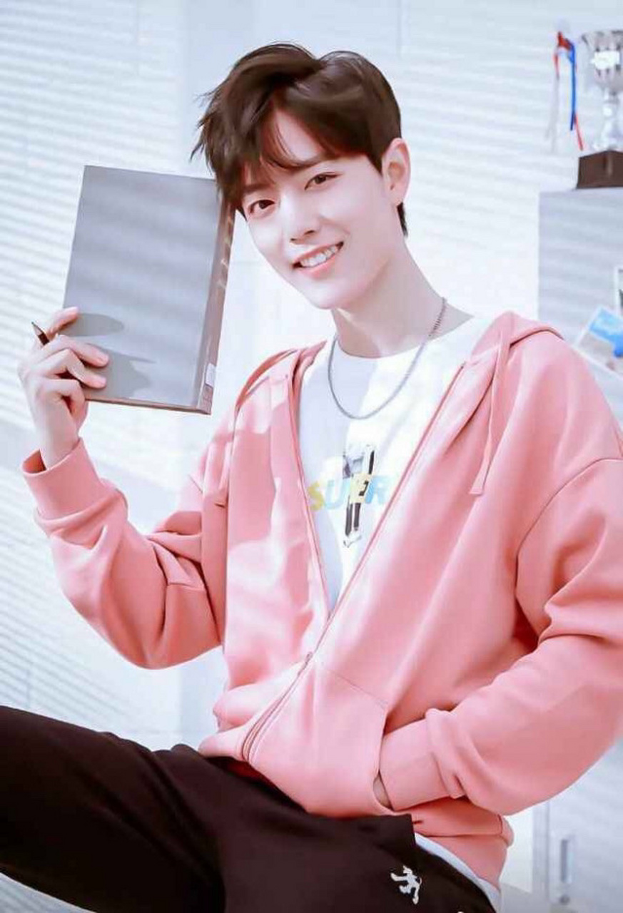 第一眼就心动的明星# 很多人是从#肖战# 的油菜花田照入坑的,也有人