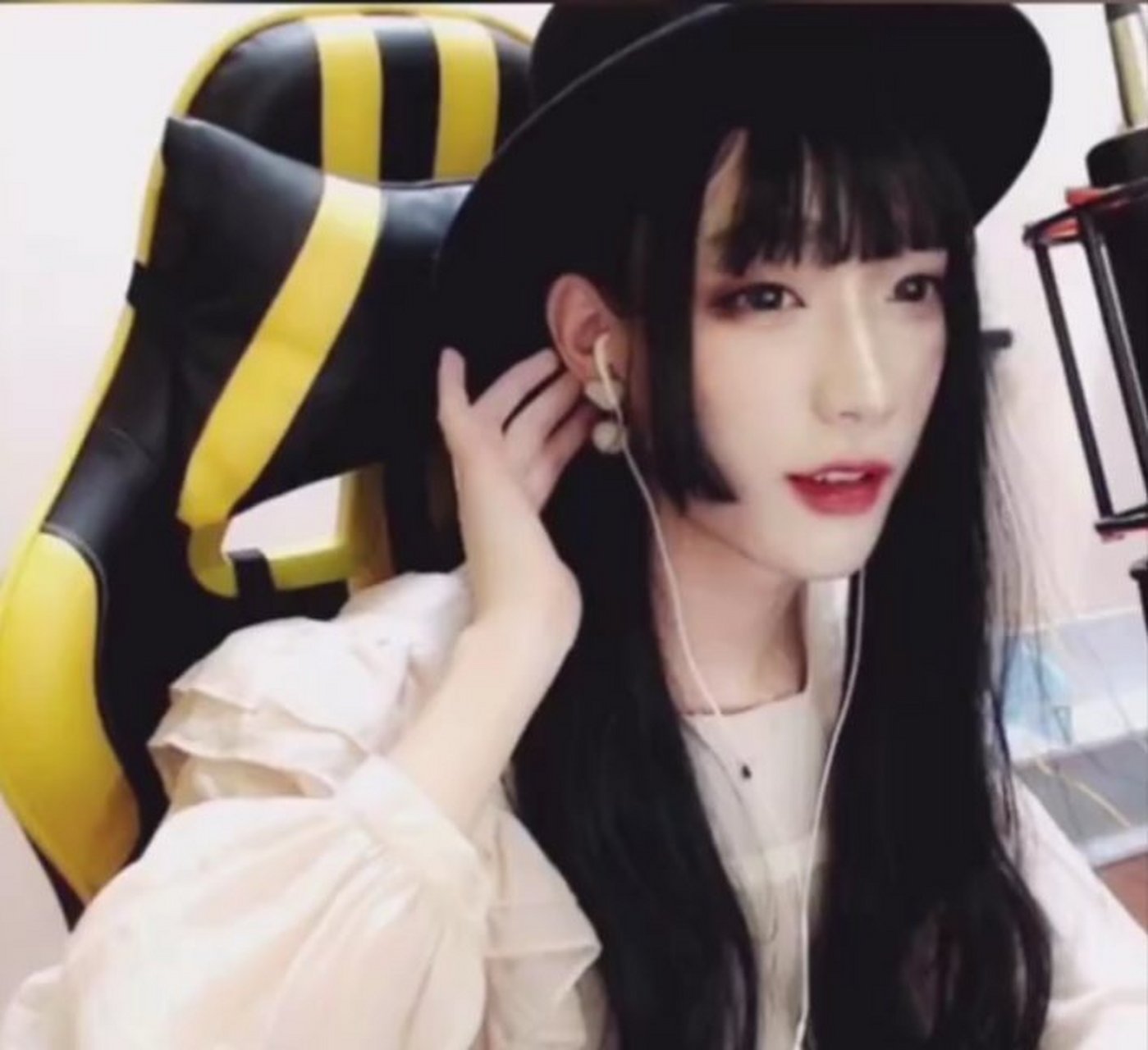 第一张是蛋白女装,第二张是白家号真人照