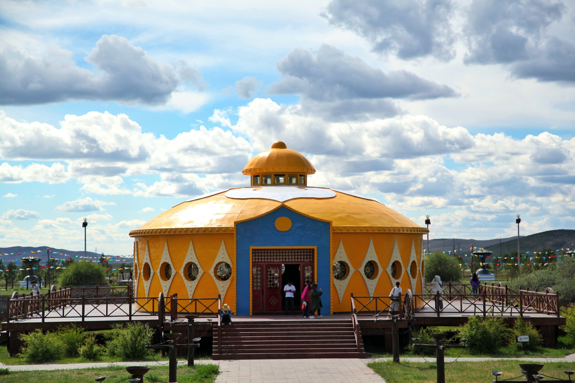 大汗行宫:这是一个集寻古,观光,娱乐,餐饮,住宿于一体的大型综合景区.