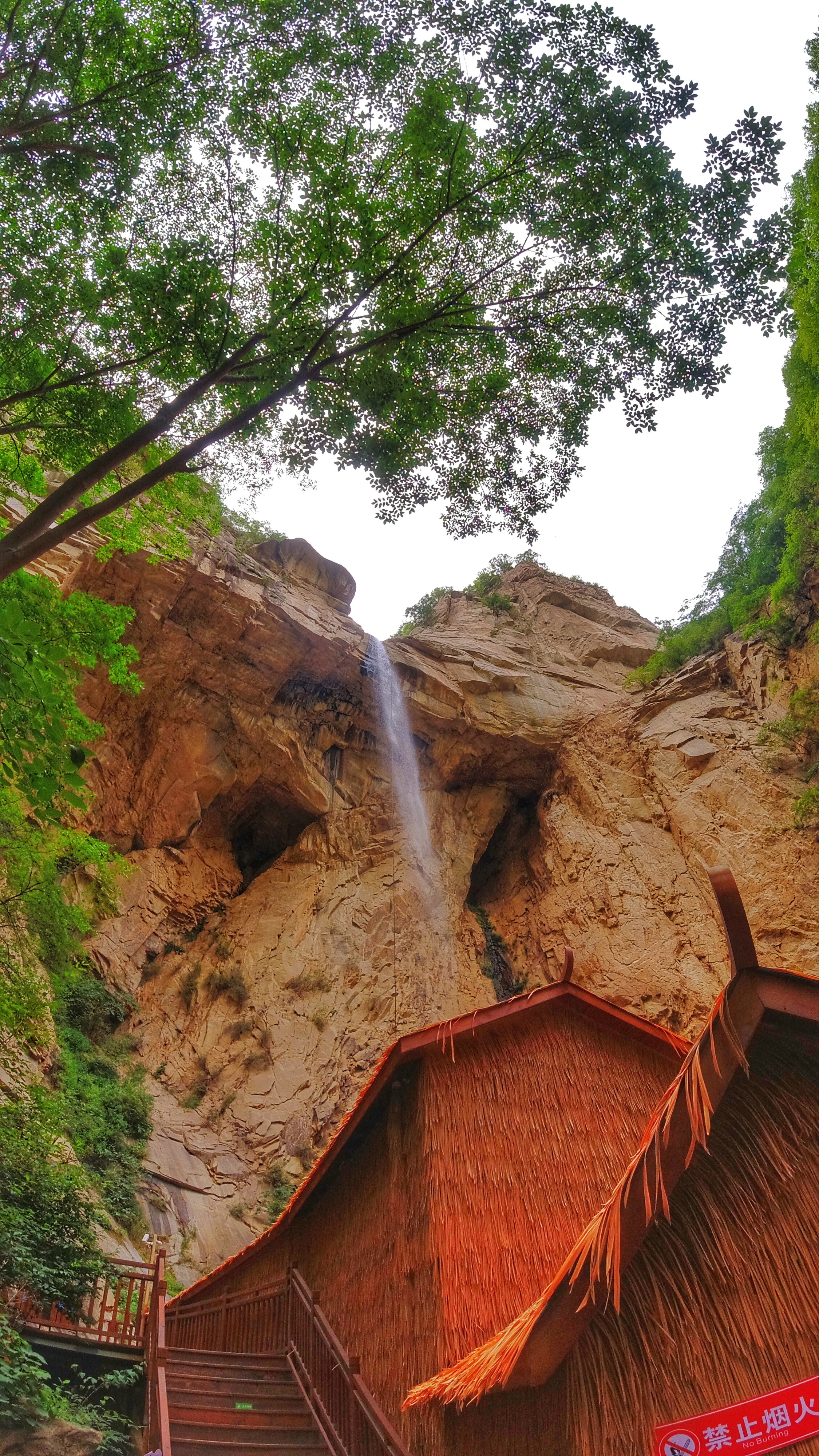 千尺珍珠瀑风景区位于清凉谷自然风景区西行5公里,这里就是素有北方"