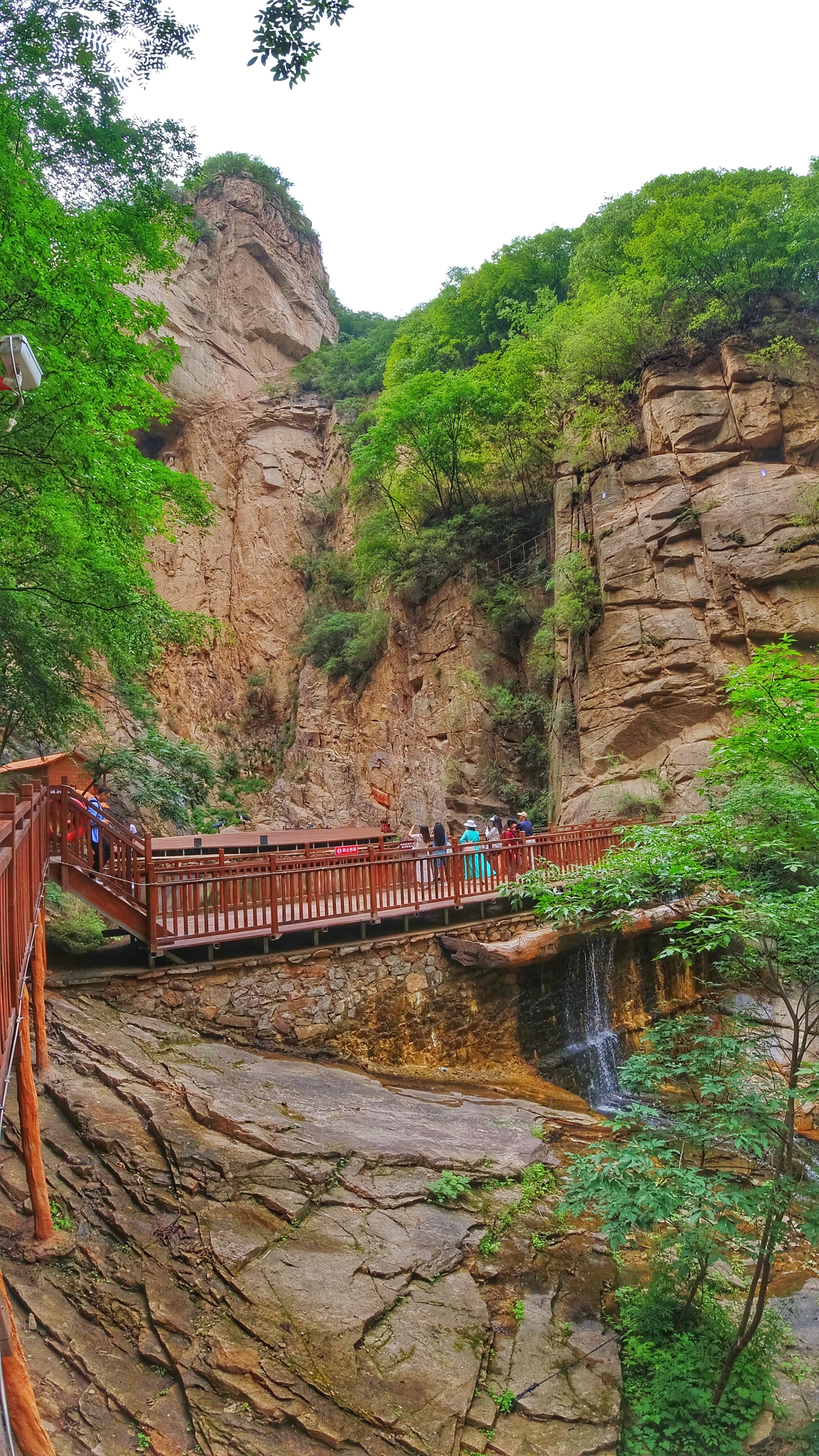 千尺珍珠瀑风景区位于清凉谷自然风景区西行5公里,这里就是素有北方"