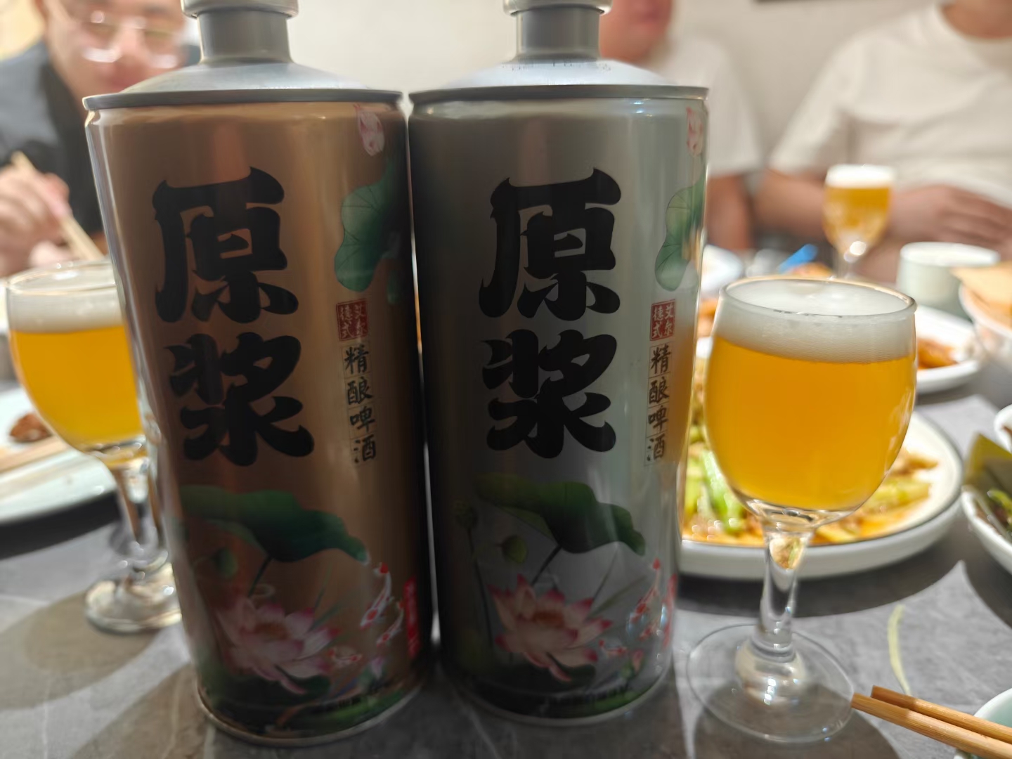今天尝试了京统荷花原浆啤酒,味道醇厚,口感极佳