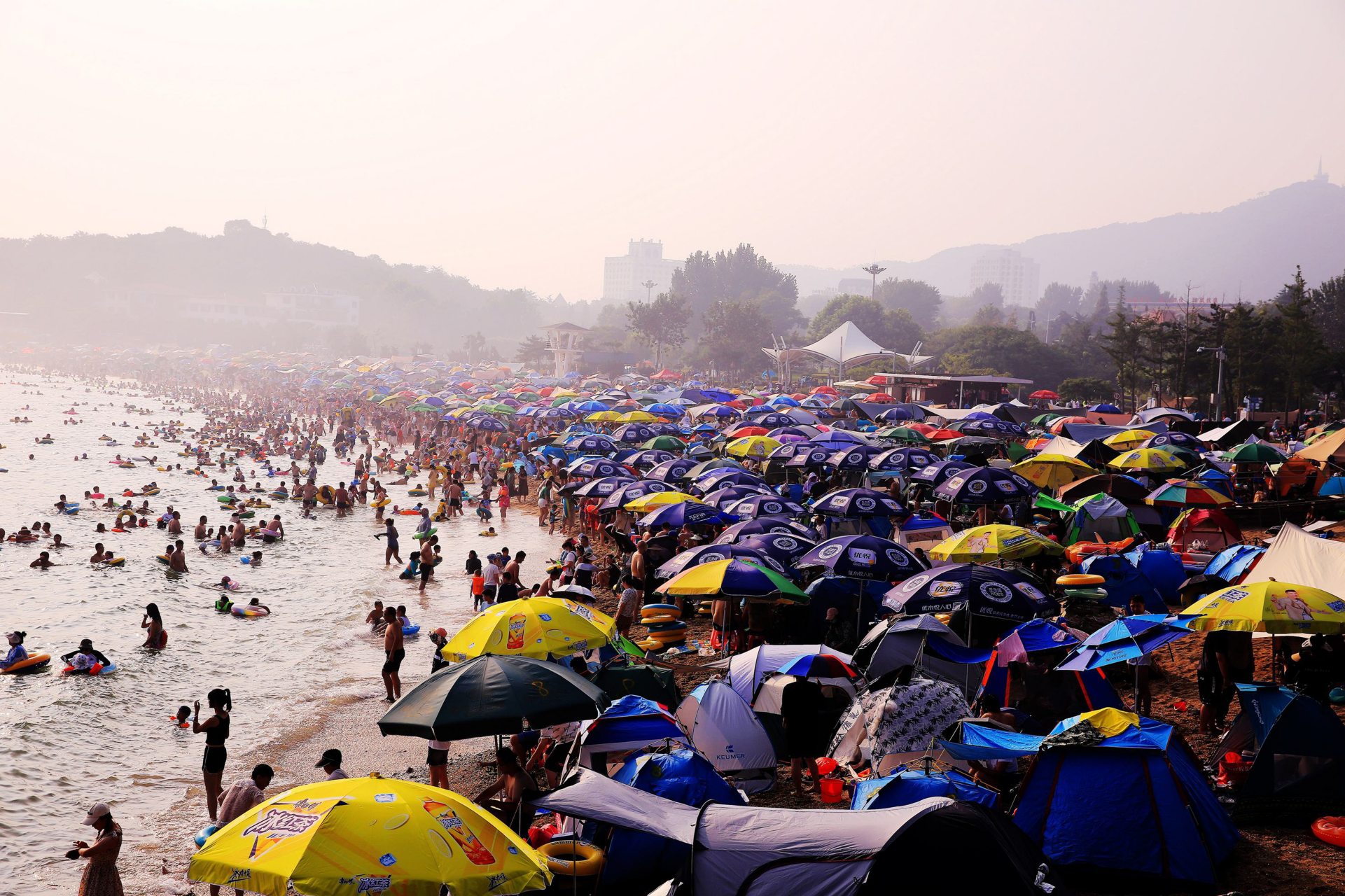 大连付家庄公园海边赶海人.