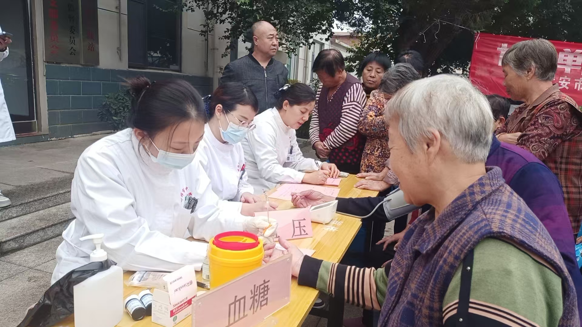 关于友谊医院老年人看病代挂号行动不便全程帮扶，出行更安全的信息