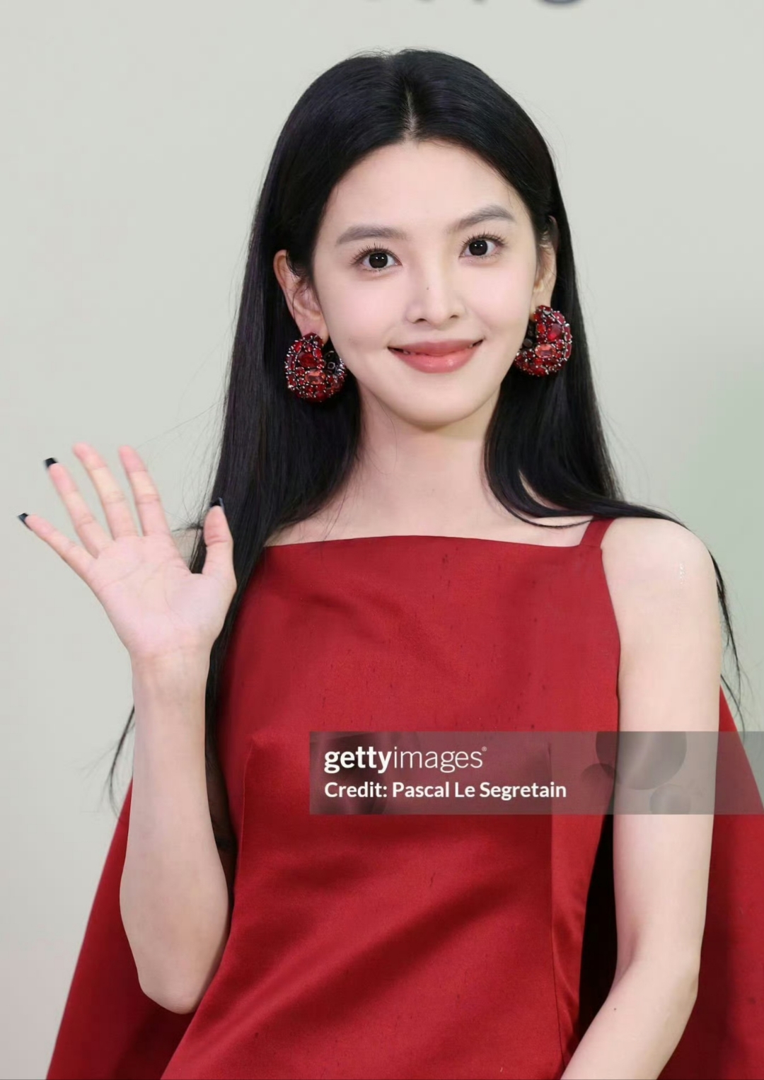 章若楠巴黎时装周g社生图,身穿givenchy 2026春季系列 酒红色单肩短裙