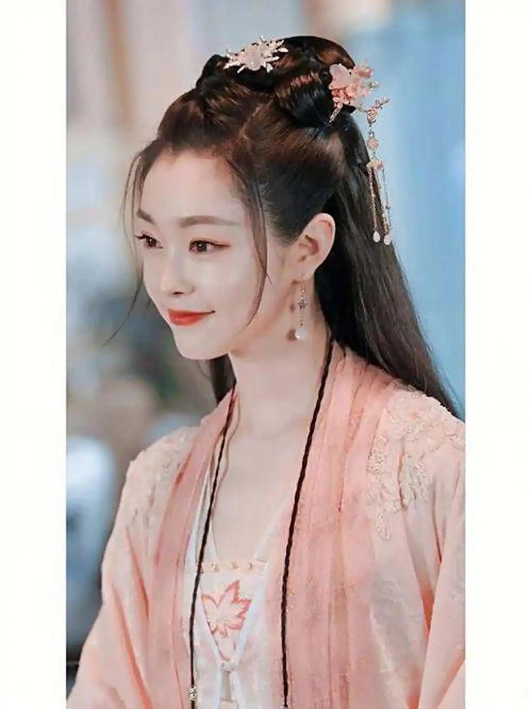 宋轶的四段感情,像四卷不同色调的画卷,每一卷都藏着她在爱里的摸索与