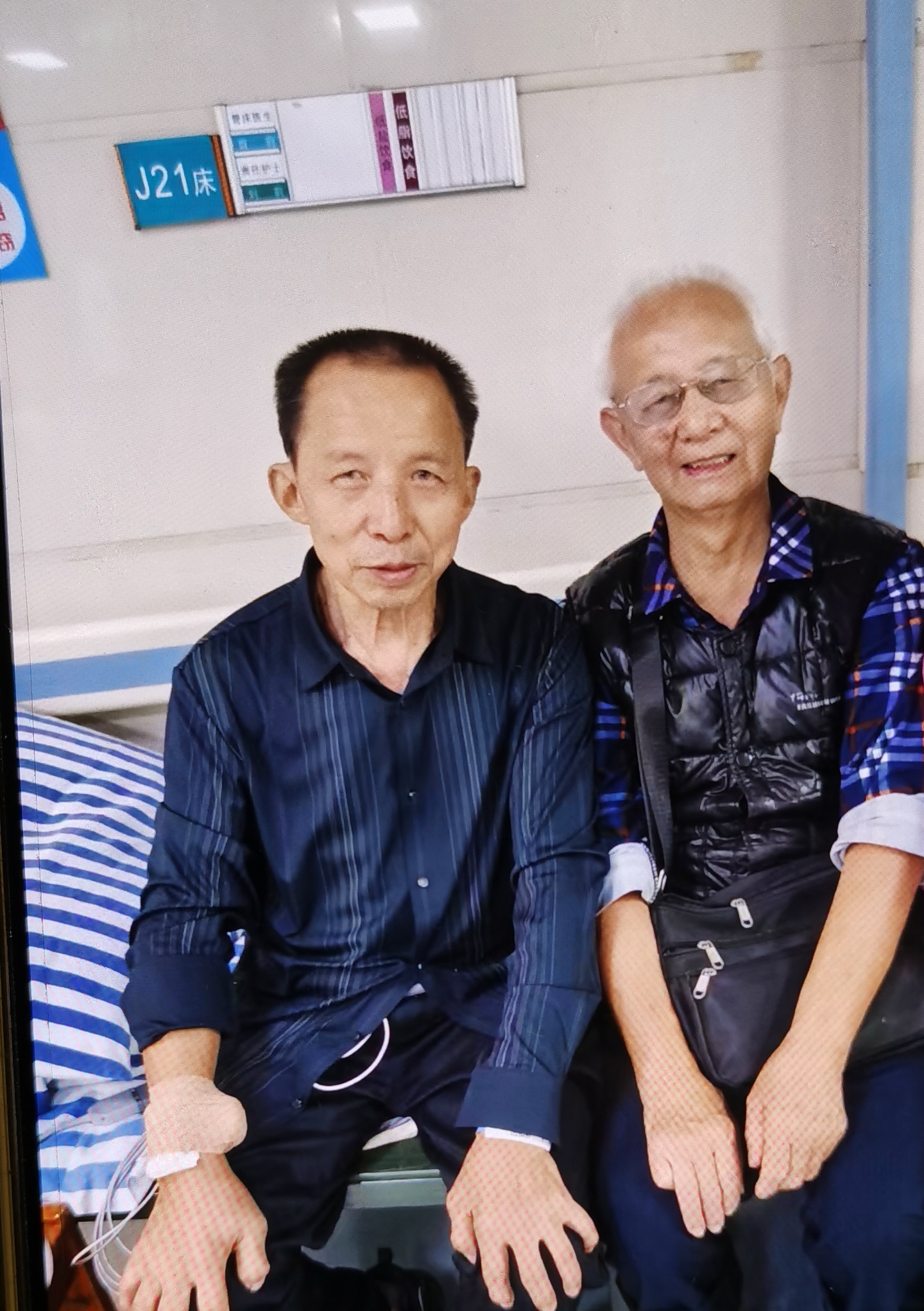 图一右是作者赵世一, 现年78岁.我只比王洪超大4岁,外貌却比他老20岁