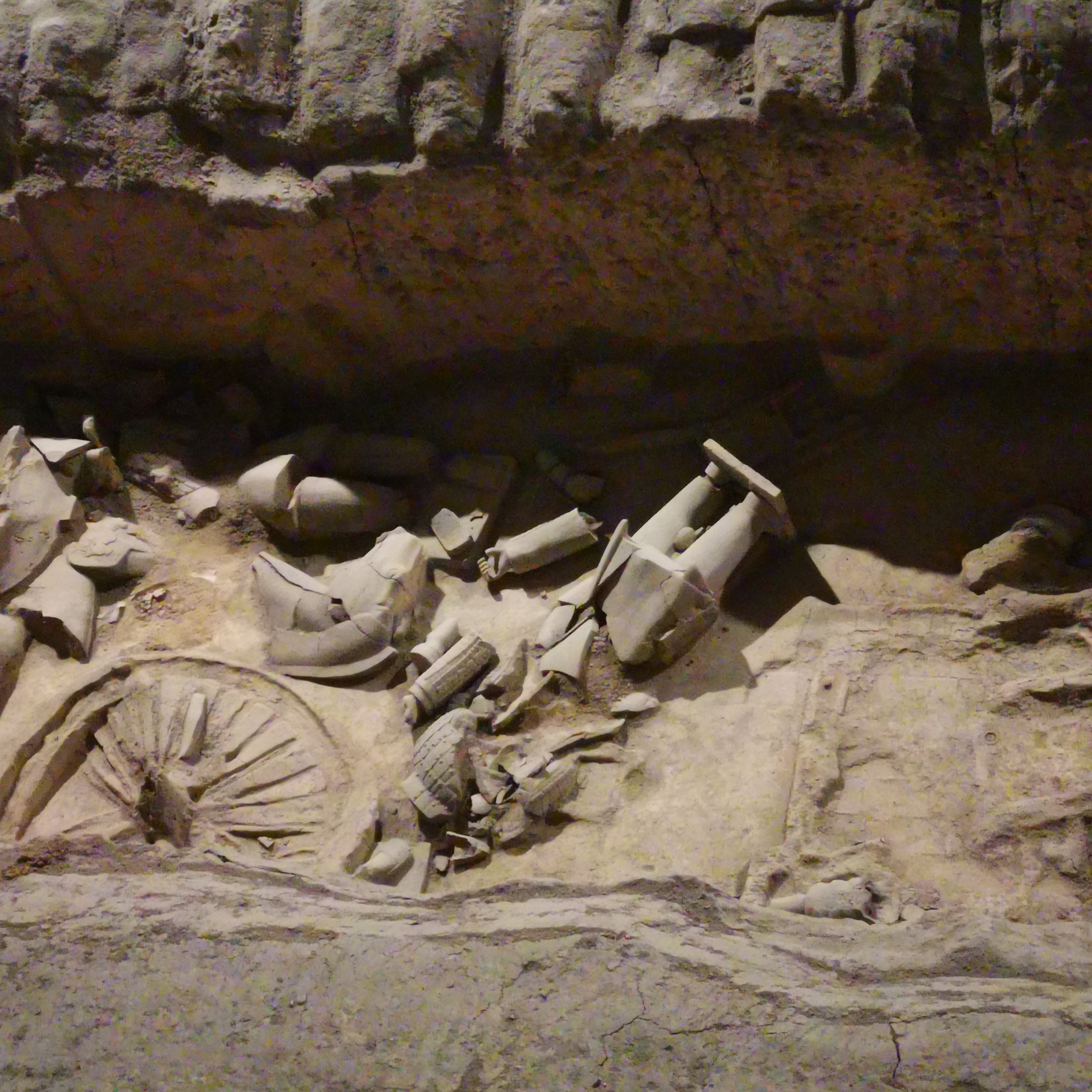 秦始皇兵马俑 93一件陶器碎片,静静地躺在透明的玻璃柜里,仿佛在