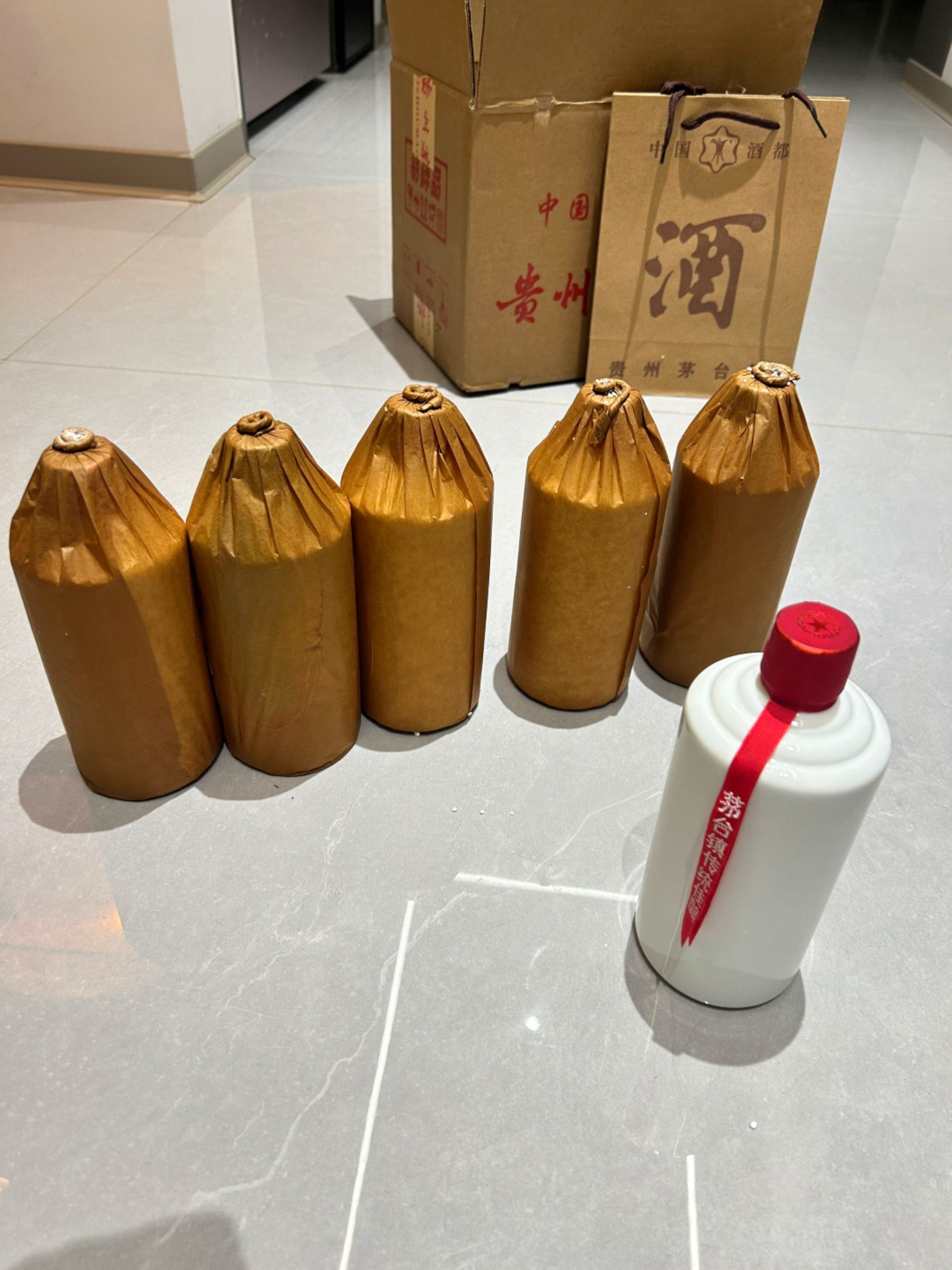 贵州茅台镇53度酱香型白酒,光瓶包装,瓶外裹一层牛皮纸,看着古朴有