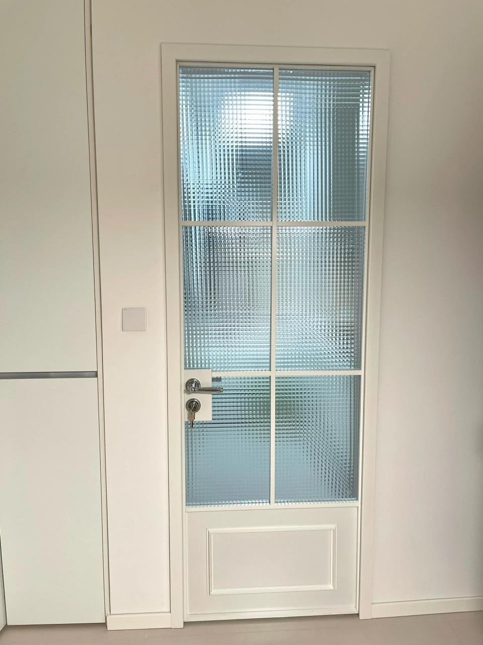 好喜欢这个门的设计呀～  厨房门,单层超白双方格玻璃.