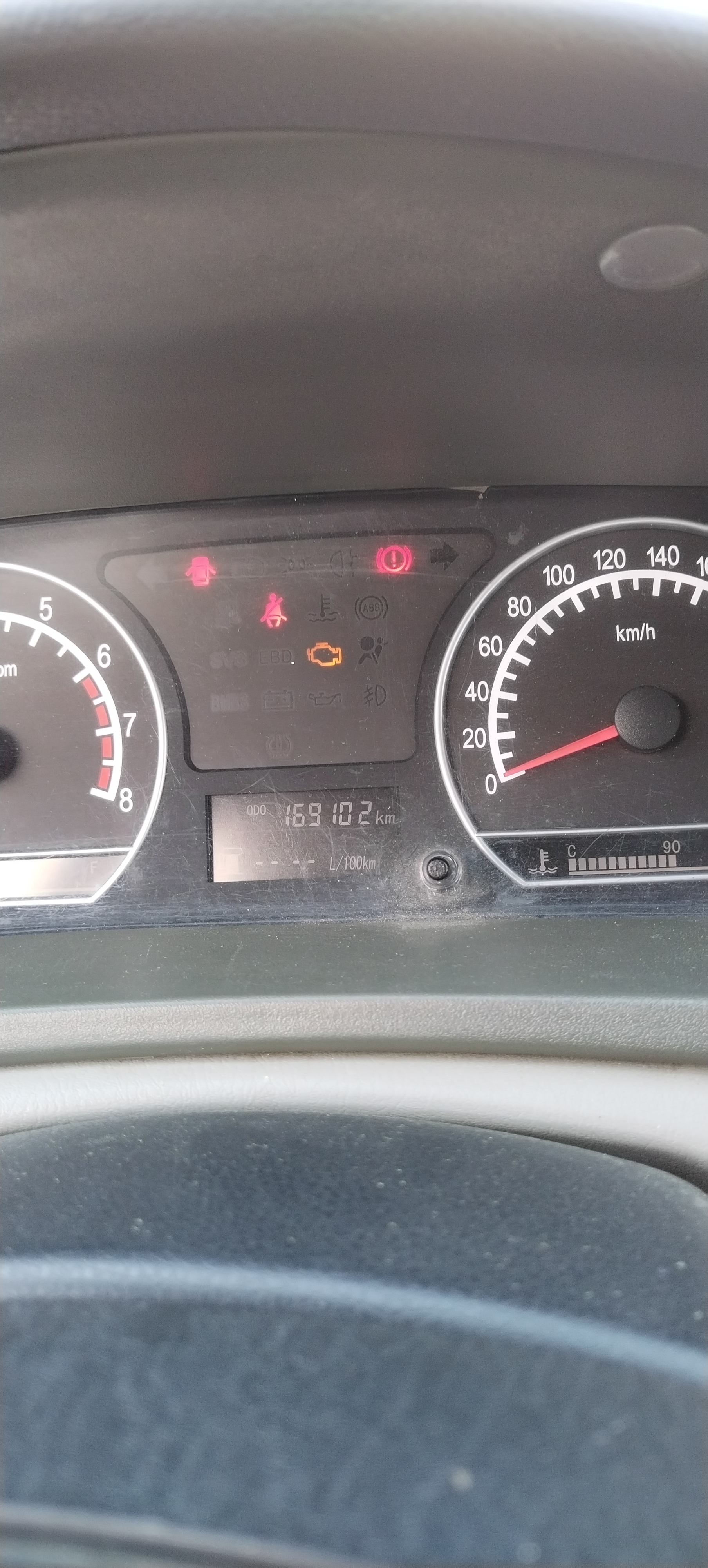 这个小黄灯一直亮是什么原因?哪位师傅帮忙说一下.