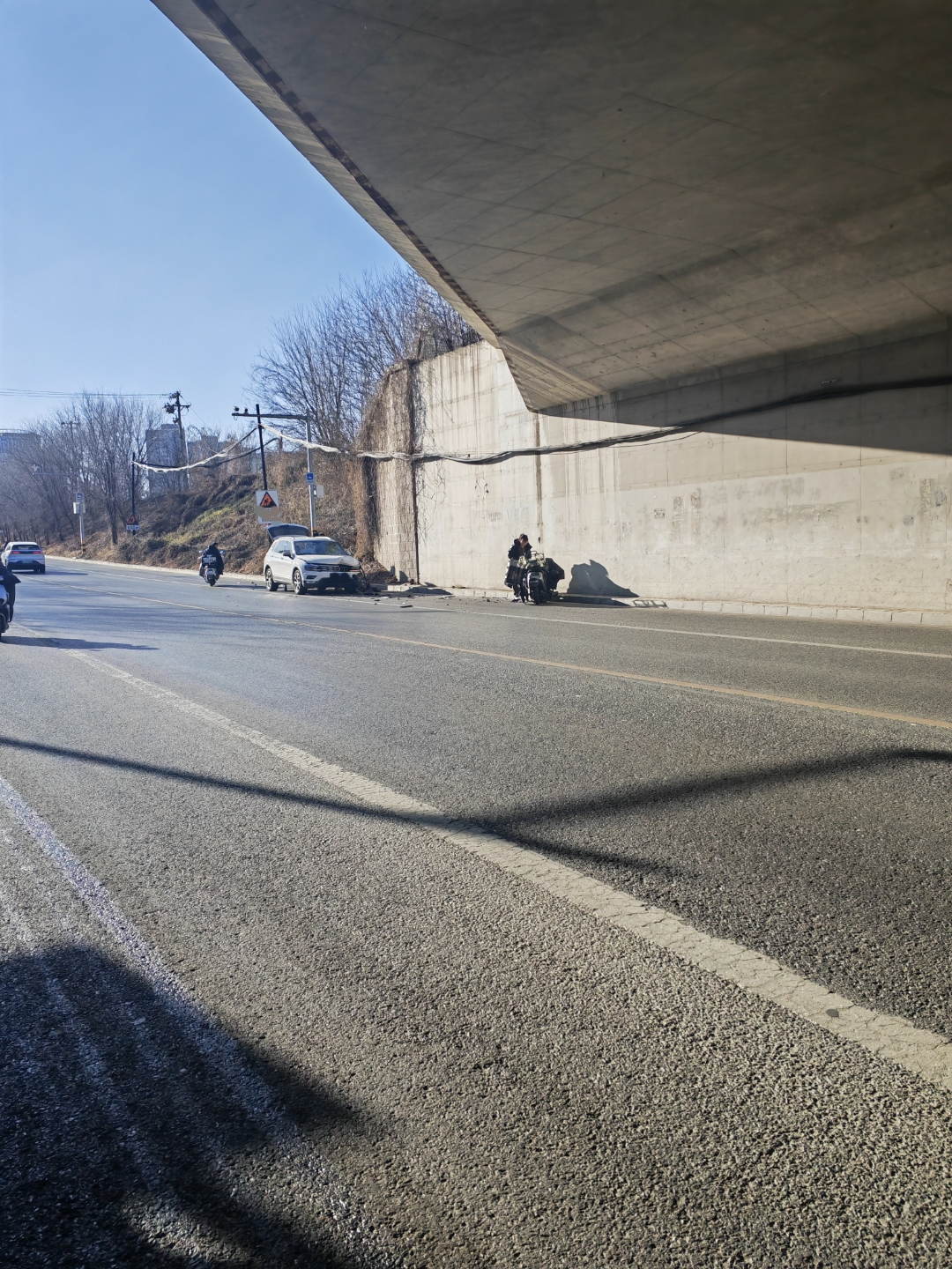 这个事故好奇怪,汽车怎么会在对向的非机动车道?