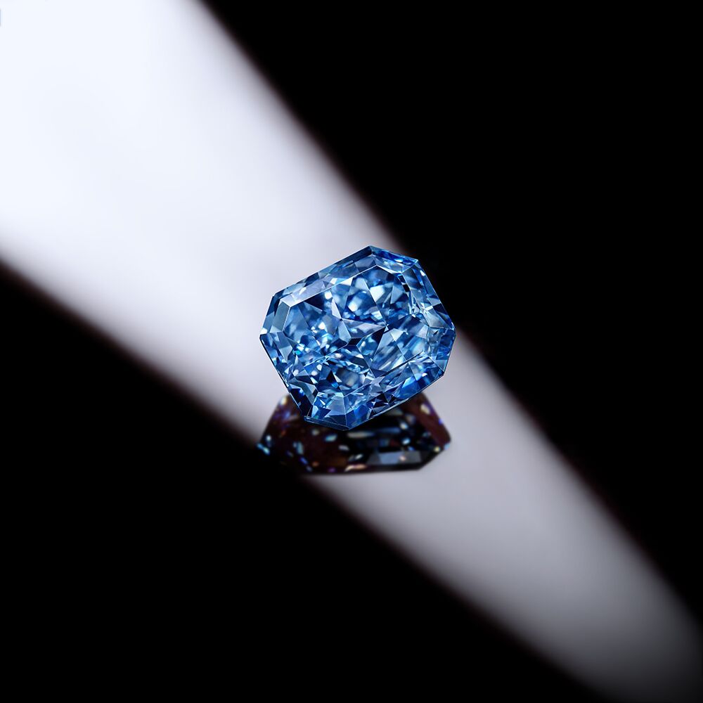 这些珠宝的美(509):infinite blue蓝钻 这件作品,切割完美,色度纯净