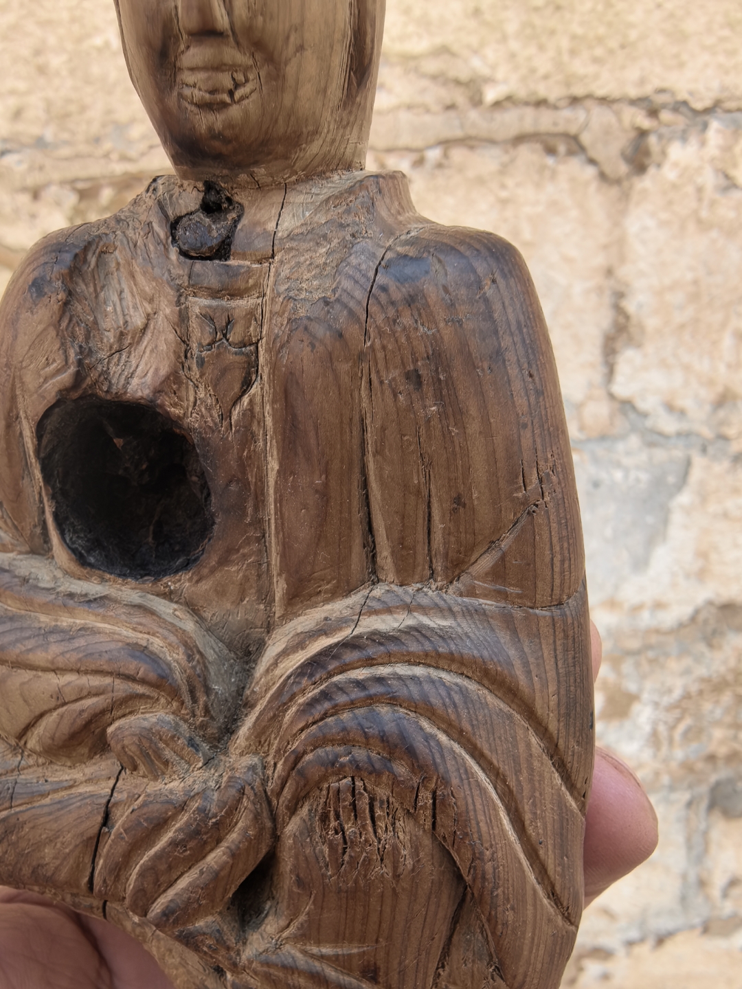 这尊沉香雕佛像真是太有韵味了,坐在那里仿佛能感受到它的宁静与智慧