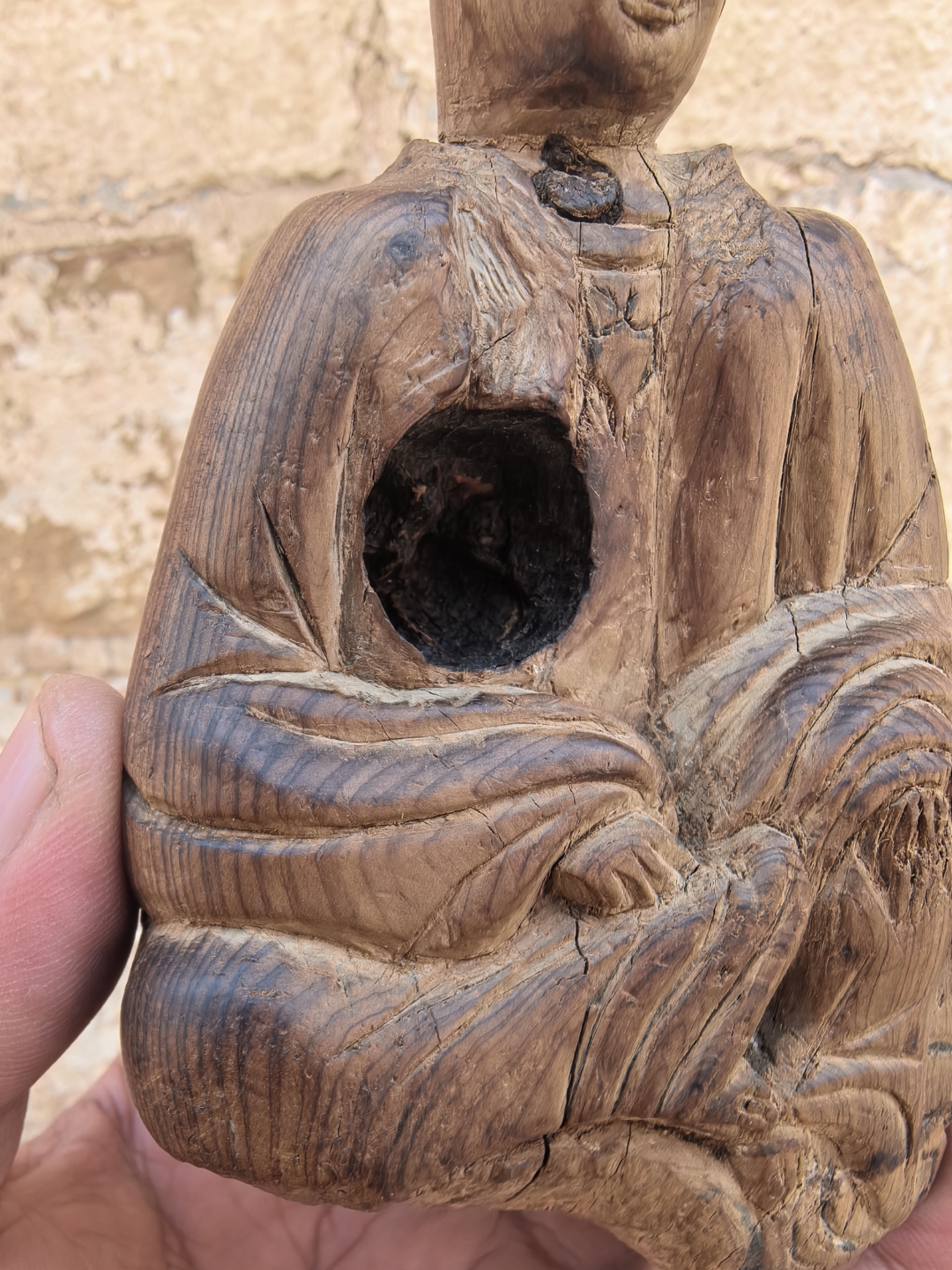 这尊沉香雕佛像真是太有韵味了,坐在那里仿佛能感受到它的宁静与智慧