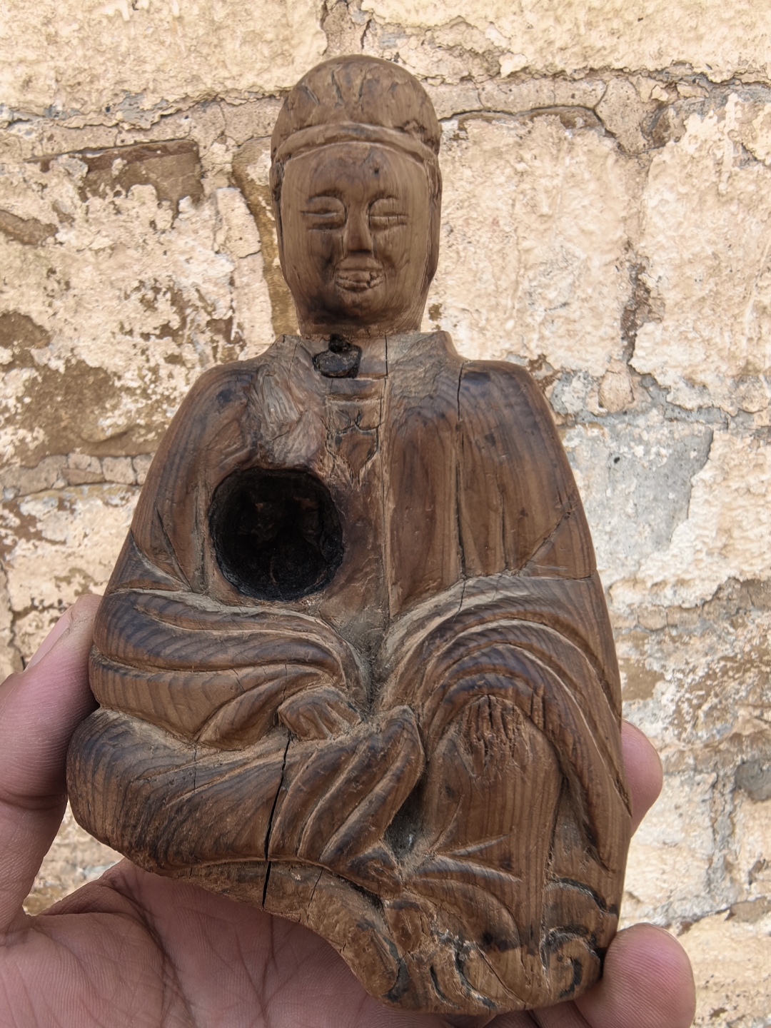 这尊沉香雕佛像真是太有韵味了,坐在那里仿佛能感受到它的宁静与智慧