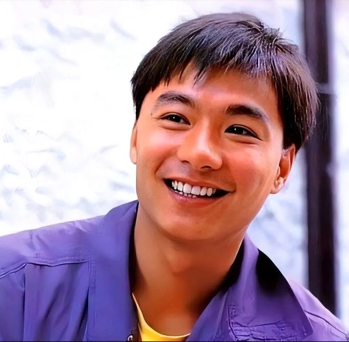 作为香港娱乐圈初代顶流,林俊贤凭借出众颜值与独特魅力,早早红遍大街