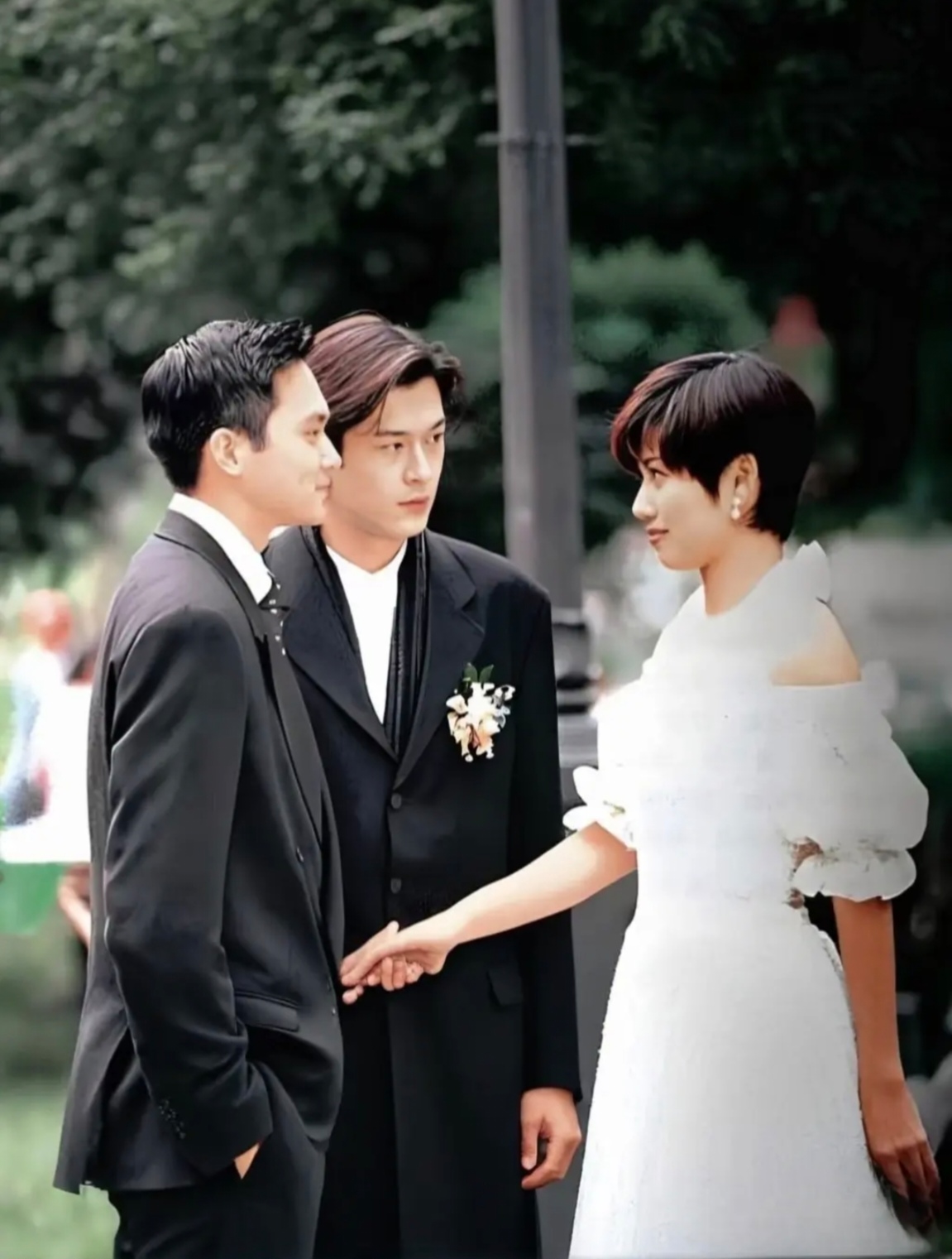 如今宣萱依旧单身,近80岁的秋官身姿挺拔,黑发浓密