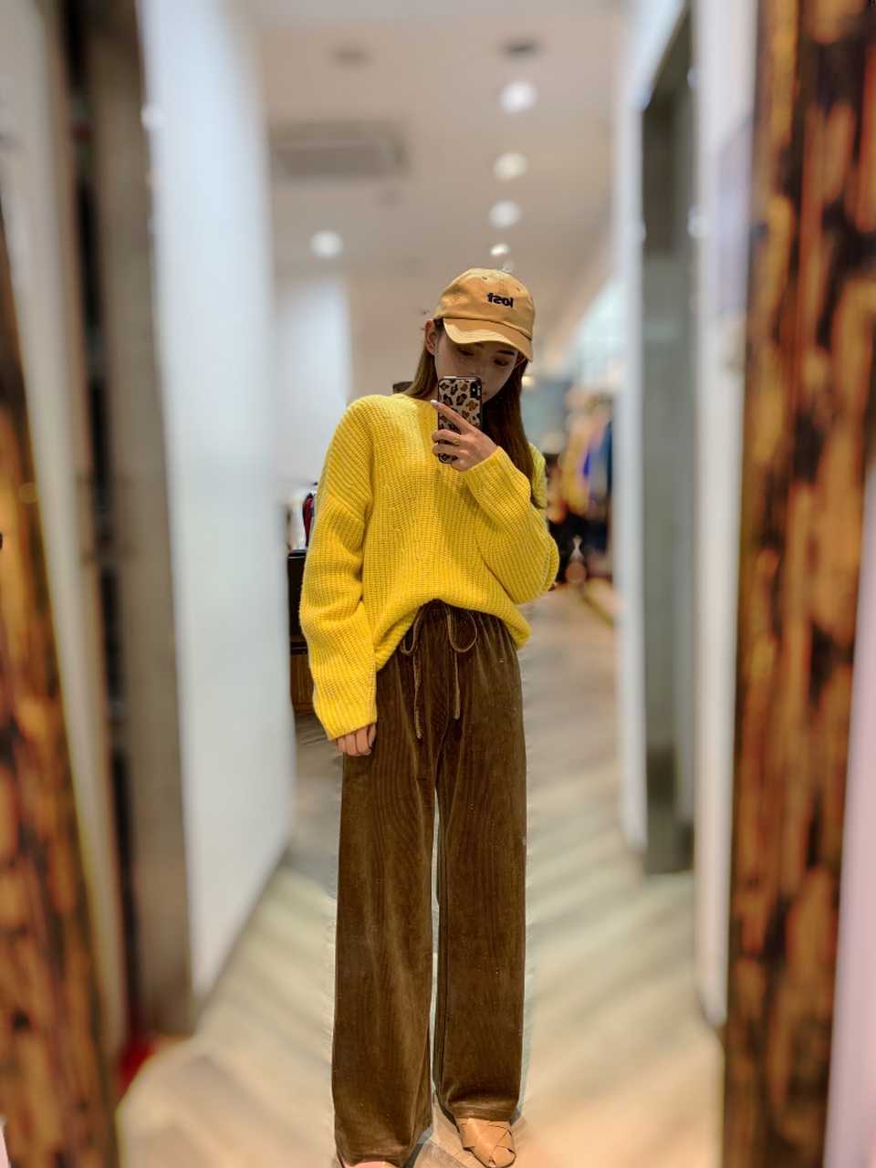 穿得对,一生会改变##阿莎罗搭配推荐#亮黄色毛衣搭配一条有垂感的阔