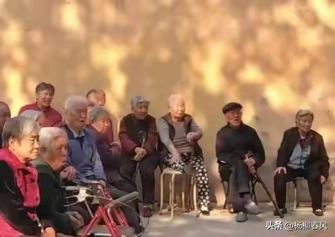 在小区里,在农村老家,老人们聚在一块聊天,多是七八十岁的老太太,75岁